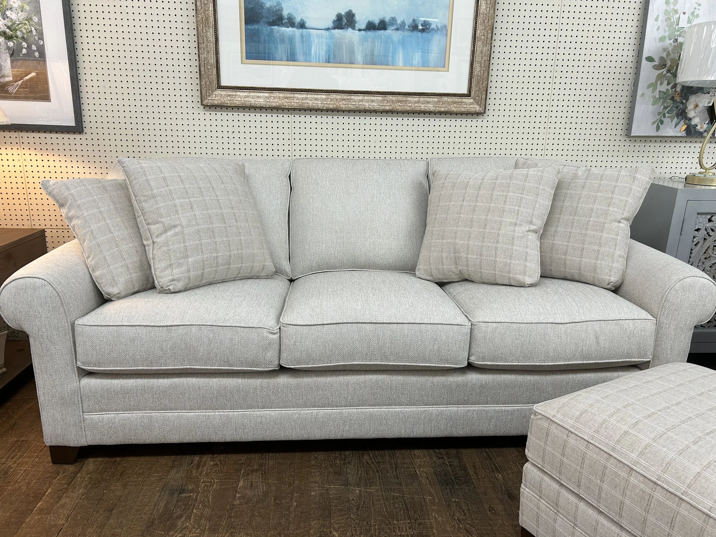King Hiickory - Winston 90“ wide sofa with 24“ seat depth in Albion Alabaster performance fabric