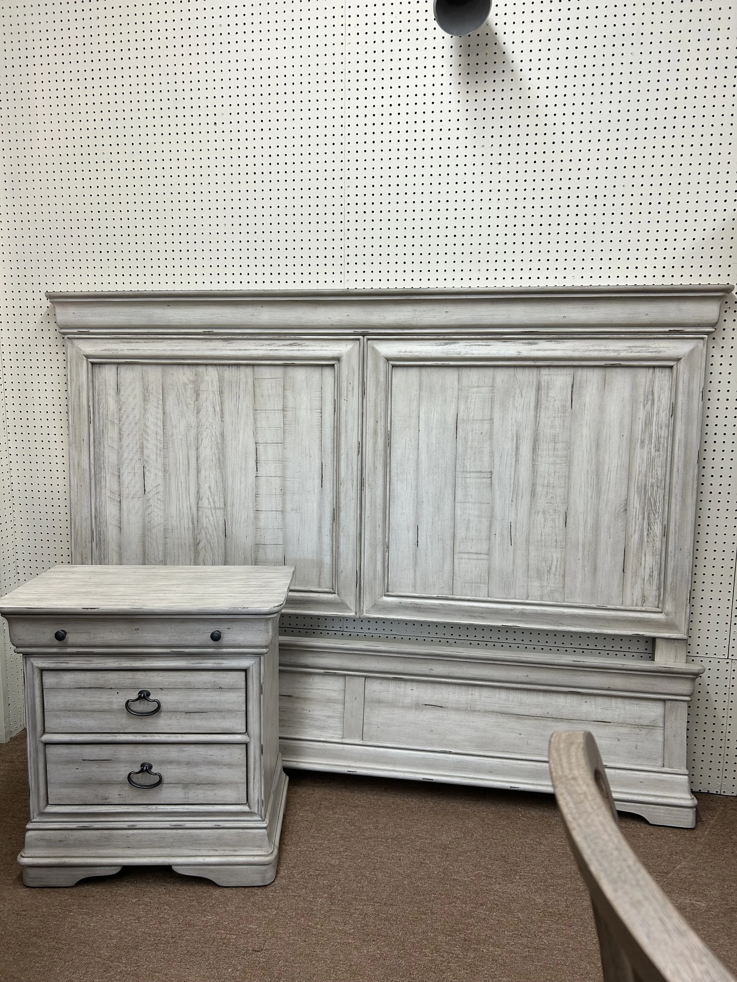 Kincaid - Selwyn collection: King Carlisle panel bed bed and Parkland nightstand in cottage white finish on Poplar