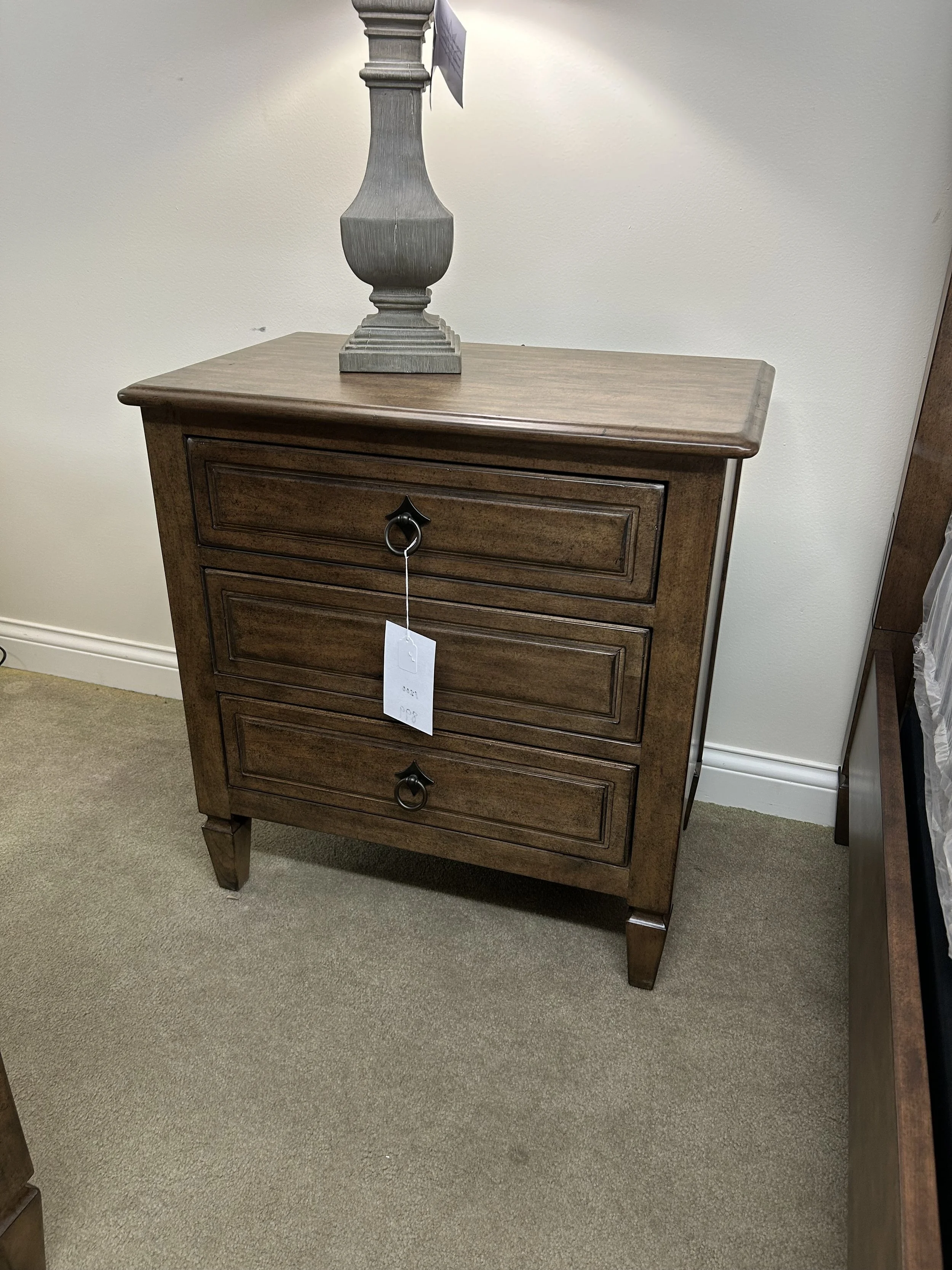Kincaid - Ansley collection Lloyds 3 drawer nightstand in solid Alder and selection hardwoods