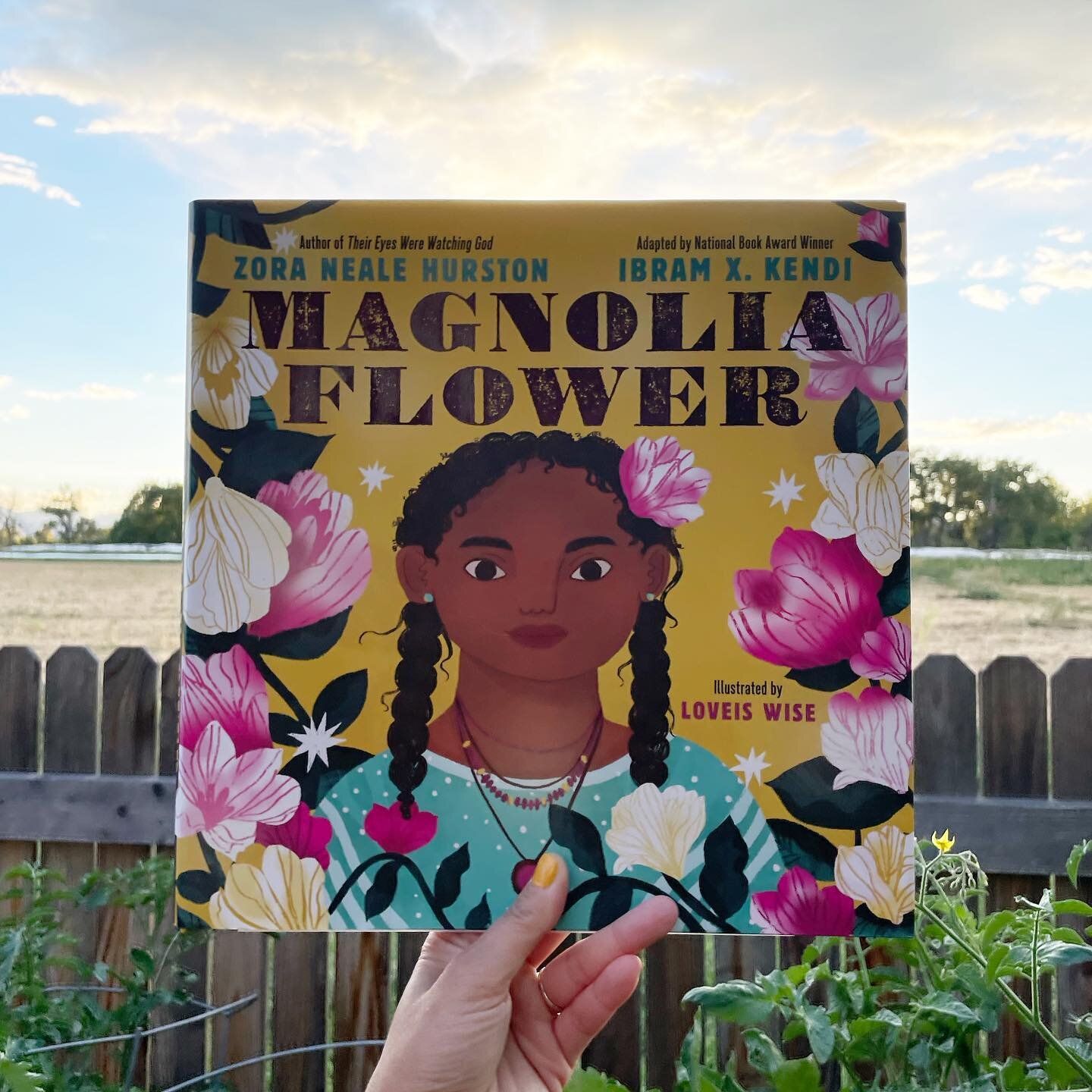 Zora Neale Hurston was a novelist, folklorist, and anthropologist.  One of America's preeminent writers, Hurston's body of work includes numerous short stories and today we are thrilled to share a children's adaptation of one, MAGNOLIA FLOWER.

Origi