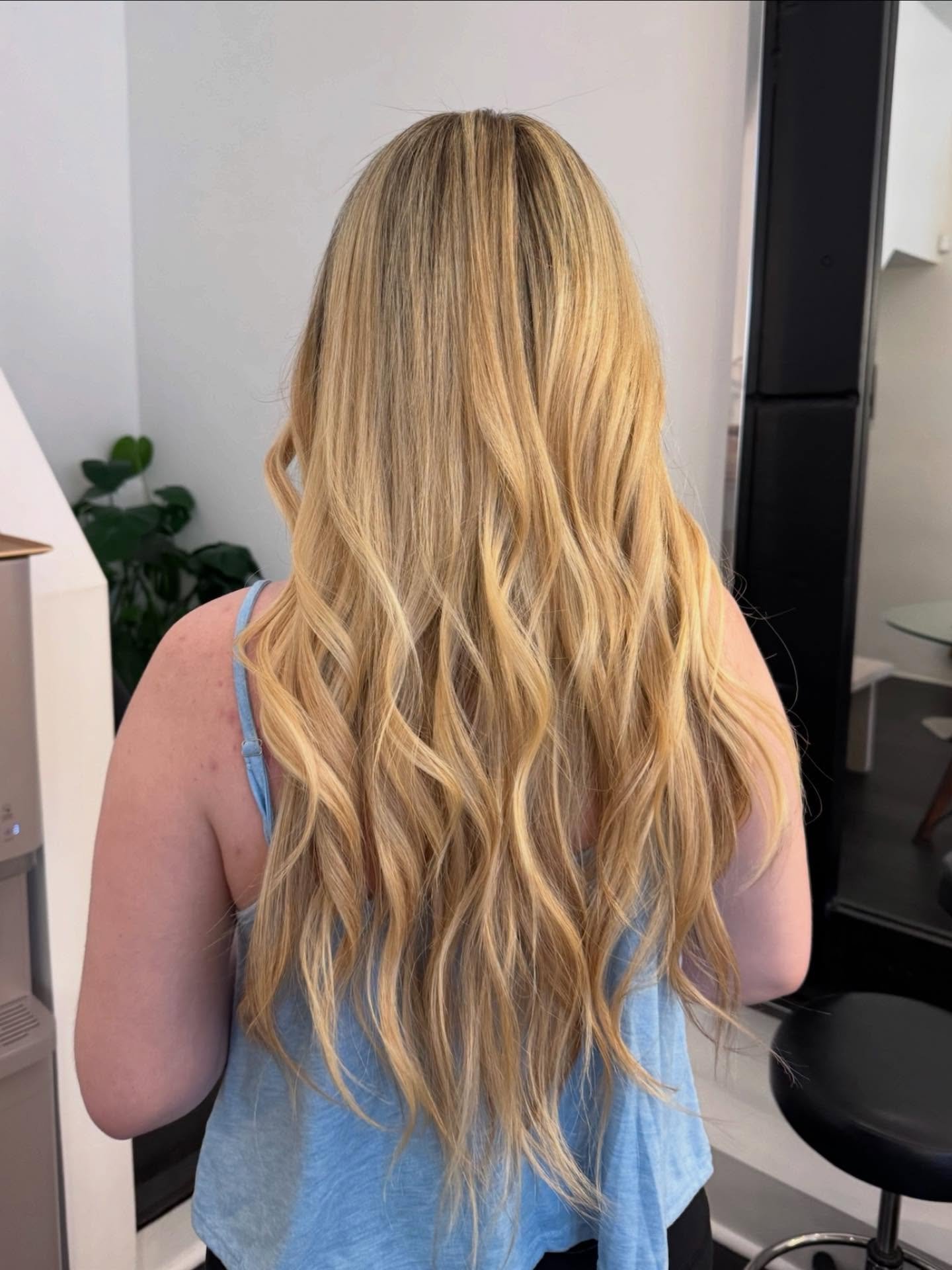 Sun kissed golden blonde☀️
Highlights by our coloist @colorbychas