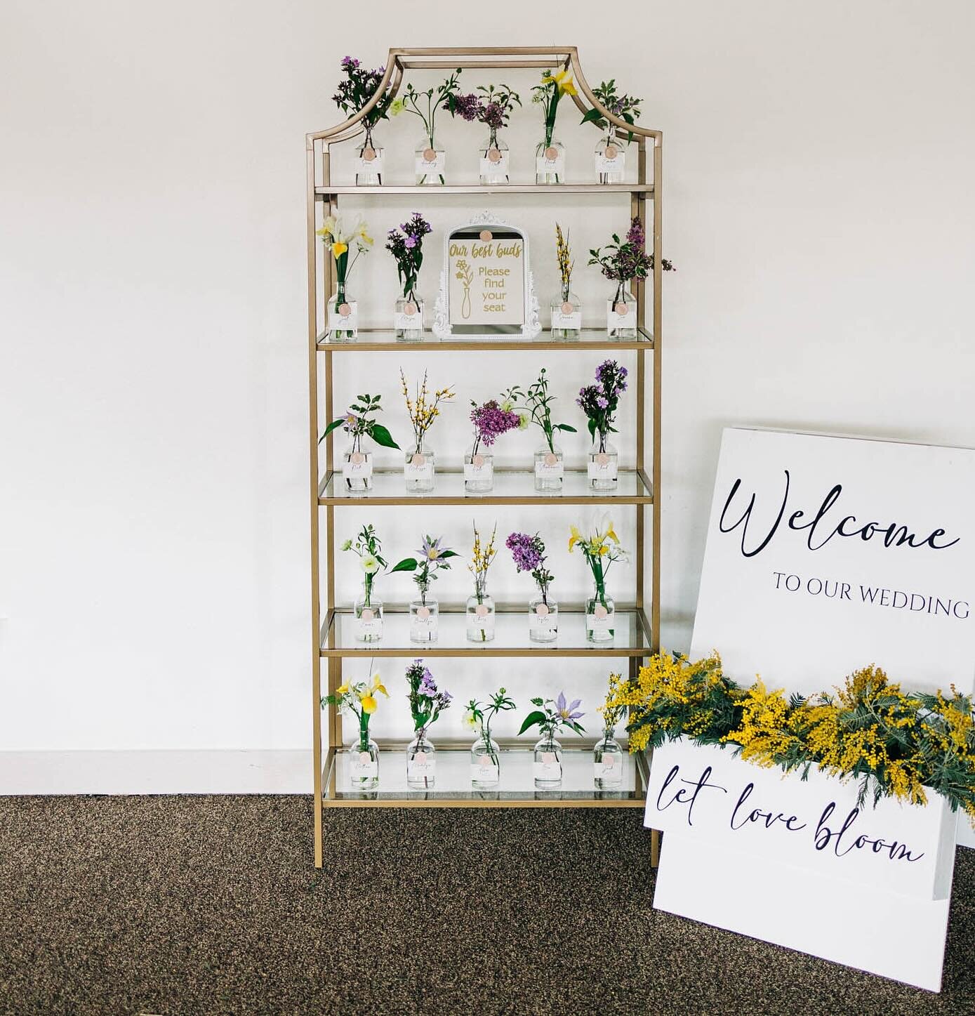 💛 Let love bloom 💛
Best bud walls may be my favorite trend of 2024 so far, what about you? 
Vendor Team 
@brick_and_willow_photography 
@arrowheadcoloradoevents 
@jlcweddingsandevents 
@daintydetailscolorado 
@gingerly_baked 
@cydneystaplesartistry