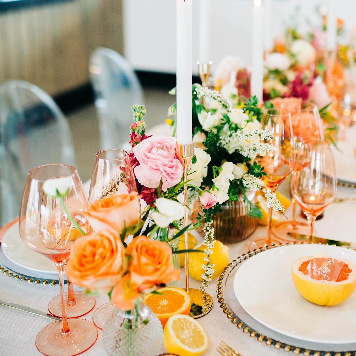 Savoring the sweet essence of spring with sorbet flowers and a citrus-kissed table scape 🍋🌸🍊

@bonnieblueseventvenue 
@brick_and_willow_photography 
@daintydetailscolorado 
@cakthebakery