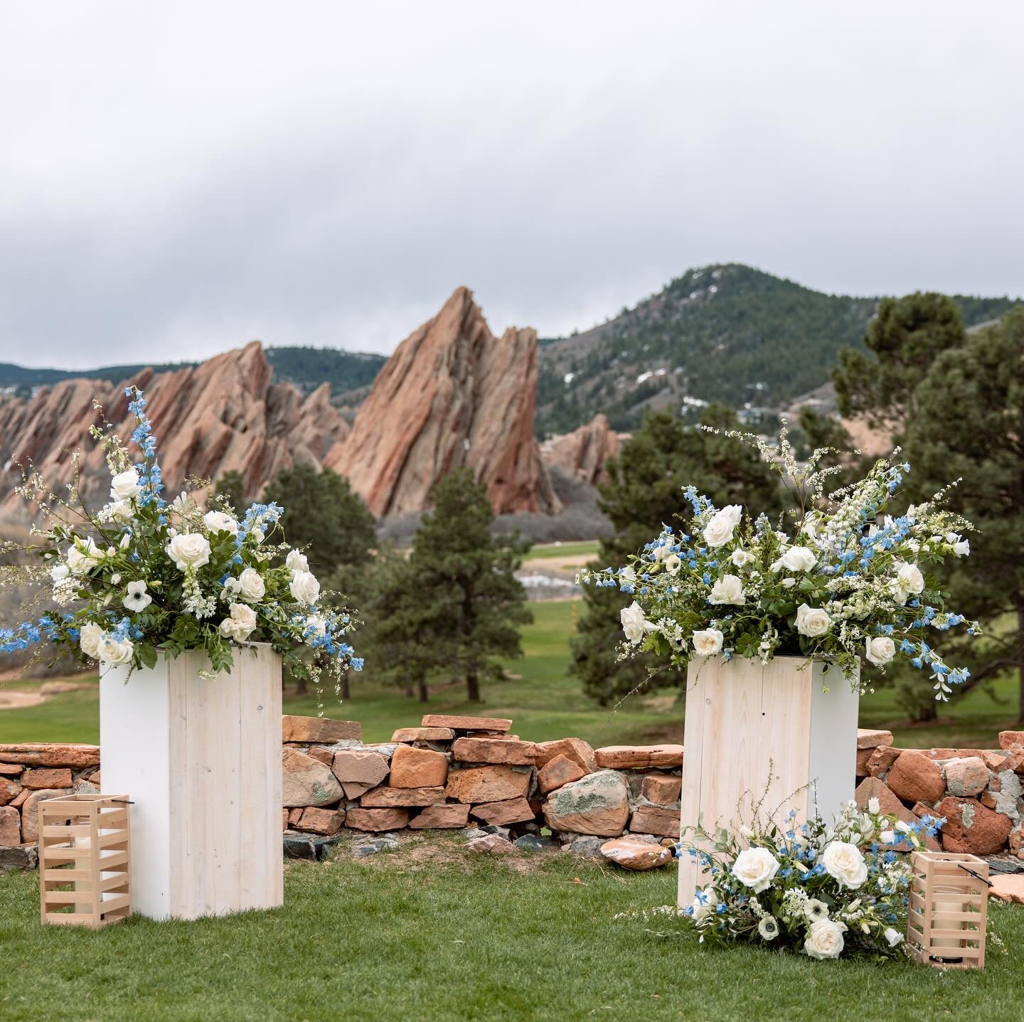 Embracing tradition by letting your something blue come through by pops of blue through your wedding flowers 💙

@arrowheadcoloradoevents 
@daintydetailscolorado 
@elevatephotography