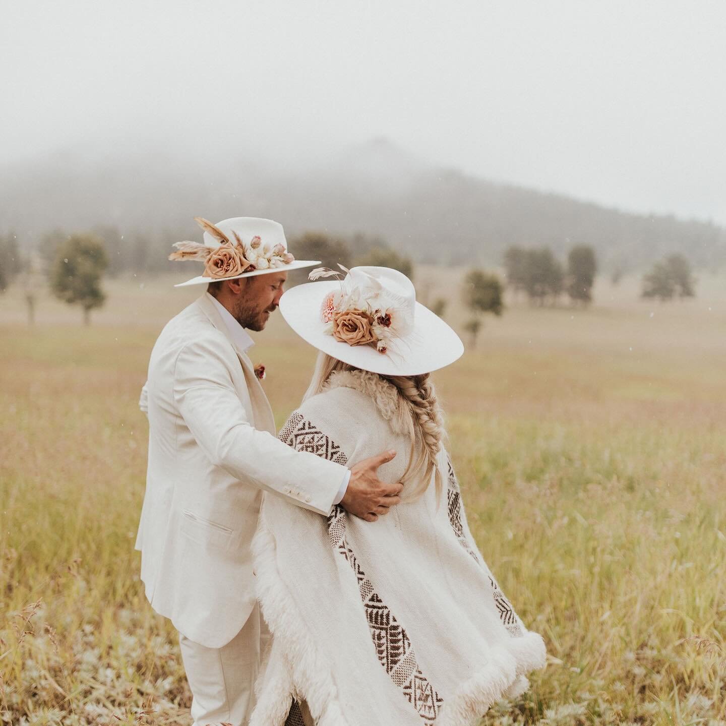 Life&rsquo;s too short to not add flowers to your hair. Wear your hat like a crown and do the thing 
@sunnieheers
