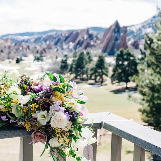 The only thing I love more than a bridal bouquet is a bridal bouquet with a stunning view to back it. 
Dream team: 
@arrowheadcoloradoevents 
@brick_and_willow_photography 
@daintydetailscolorado 
@jlcweddingsandevents 
@gingerly_baked 
@cydneystaple