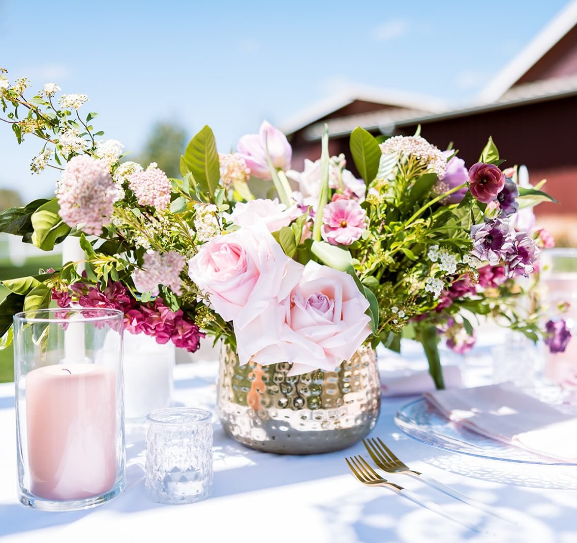Whimsical feminine florals paired with delicate table details for the win. 
Dream Team 
@thebarnatraccooncreek 
@magnoliapinestudios 
@daintydetailscolorado 
@eventrents