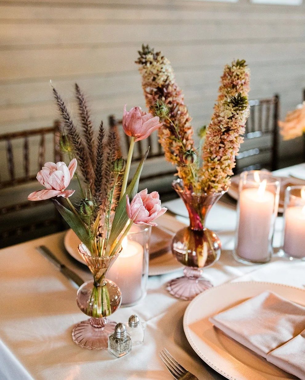 A tablescape built on mauve hues, feathery texture, and sculptural glass vases.
Every stem placed with intention, every flicker of candlelight adding a little magic. The kind of design that feels soft, elegant, and quietly bold.
@thebarnatraccooncre