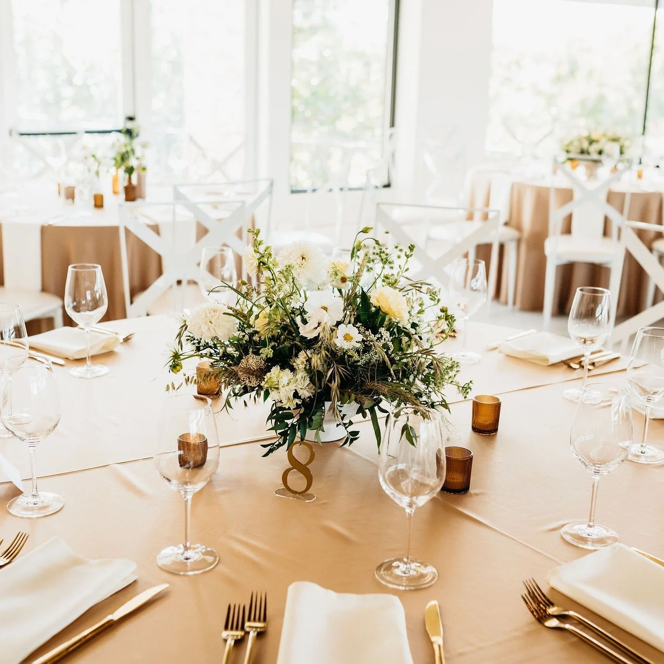 Here's to days filled with love, friends, and all the cosmos! 🌼
@theoaksplumcreek 
@amyronkphotography