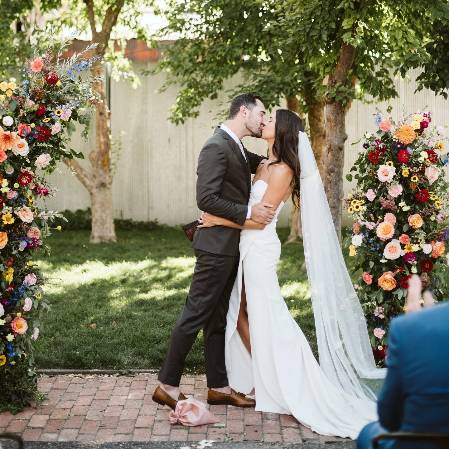U&S shared their vows in front of friends and family framed by this vibrant broken arch floral backdrop. The rich hues of the flowers mirrored the lush landscape, creating a breathtaking and harmonious scene. 
📸 @adamhouseman
