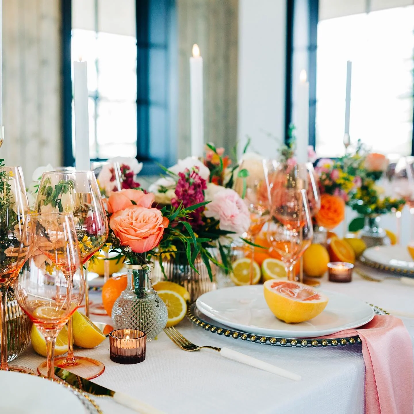 Embracing the beauty of the season with this tablescape adorned in vibrant citrus and sorbet-colored details. 🌸🍊🧡 Let the fresh blooms and lively palette awaken your senses and welcome the sunny days ahead. 🌼✨ 
 
📸 @brick_and_willow_photography