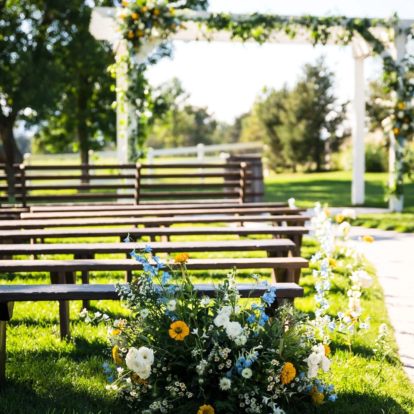 The vibrant colors of this ceremony are truly a breath of fresh air, making us forget all about the snowy weeks behind us. Each bloom radiates warmth and joy, reminding us that brighter days are just around the corner! 🌼💙
📸 @twoonephotography