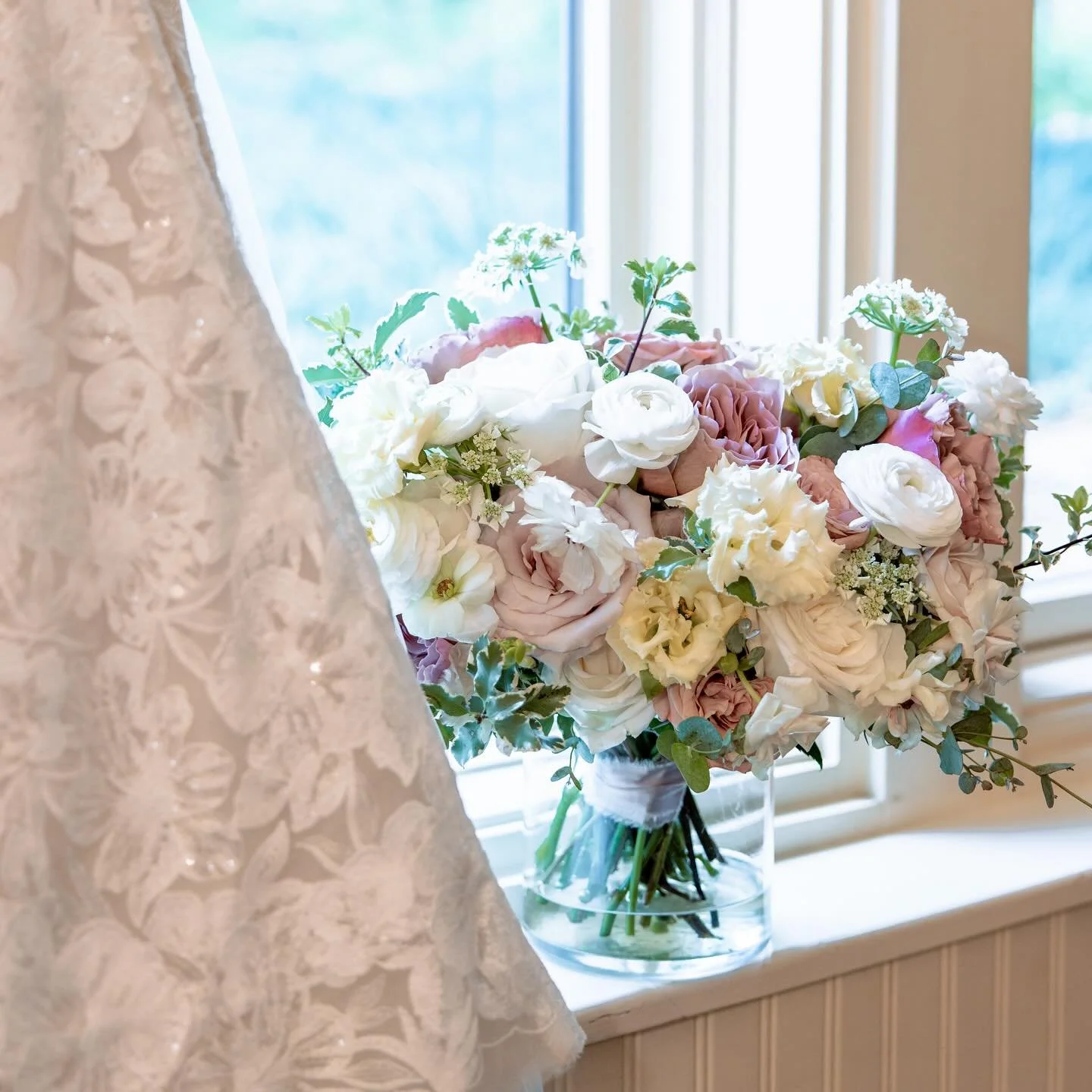 This bouquet 😍. One of my favorites from the season. 
@flourisheventcompany 
@elevatephotography