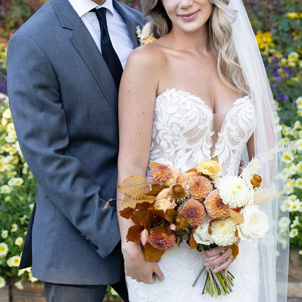 From ivory to rust — a bouquet that felt like fall itself 🍂
@elevatephotography 
@hudsongardens