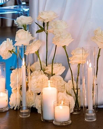 Candlelight and white roses &mdash; maybe the most classic duo of all time.
A design that whispers elegance instead of shouting for it.

@magnoliapinestudios 
@thebarnatraccooncreek 
@daintydetailscolorado
