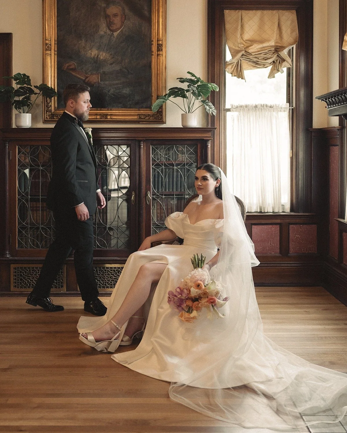 A couple who commands the room, and a bouquet that knows how to make an entrance.

@granthumphreysmansion 
@madelinejstudios
