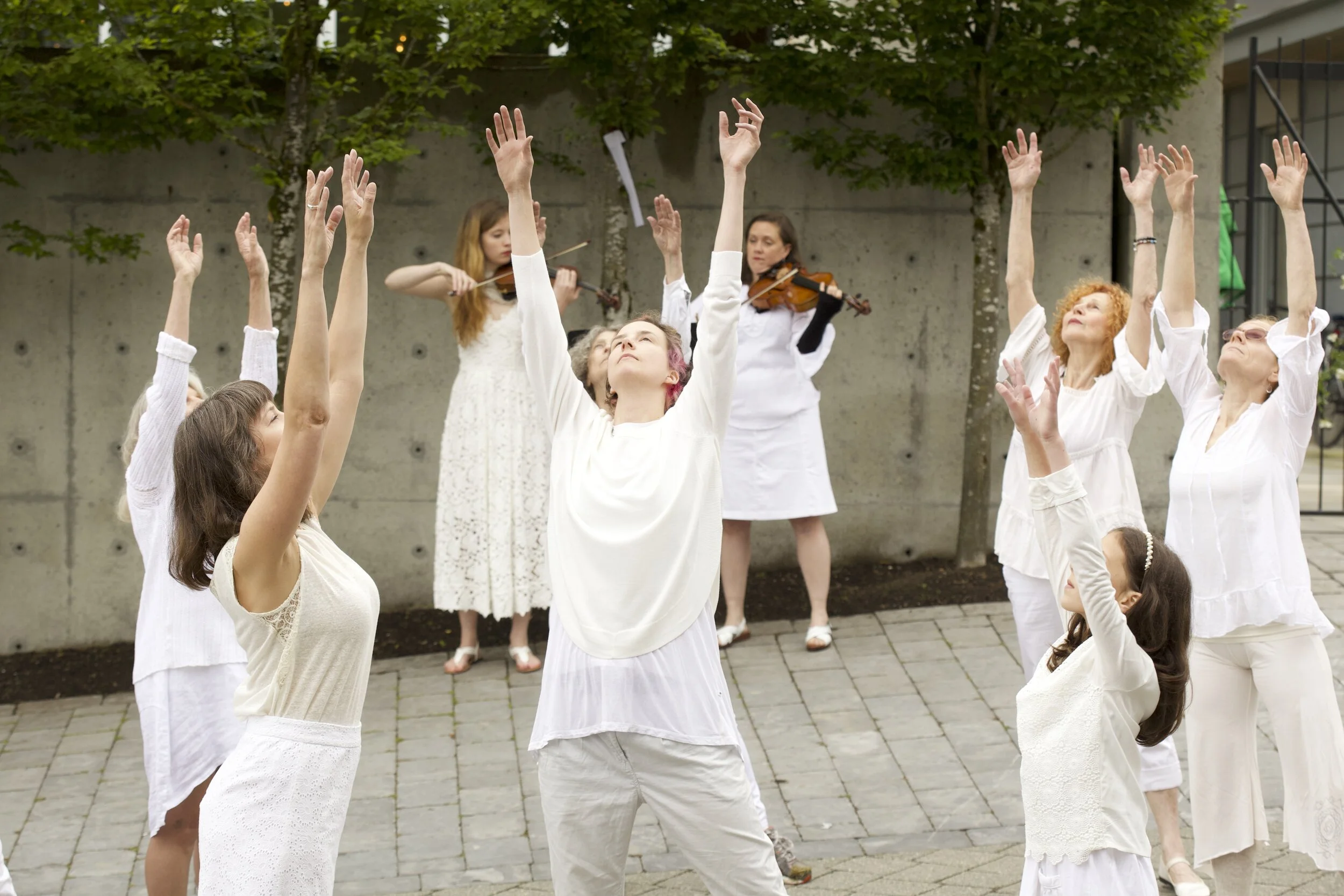 Temporary Steps dances outdoors into an uncertain autumn, with new music by Leslie Uyeda, September 5