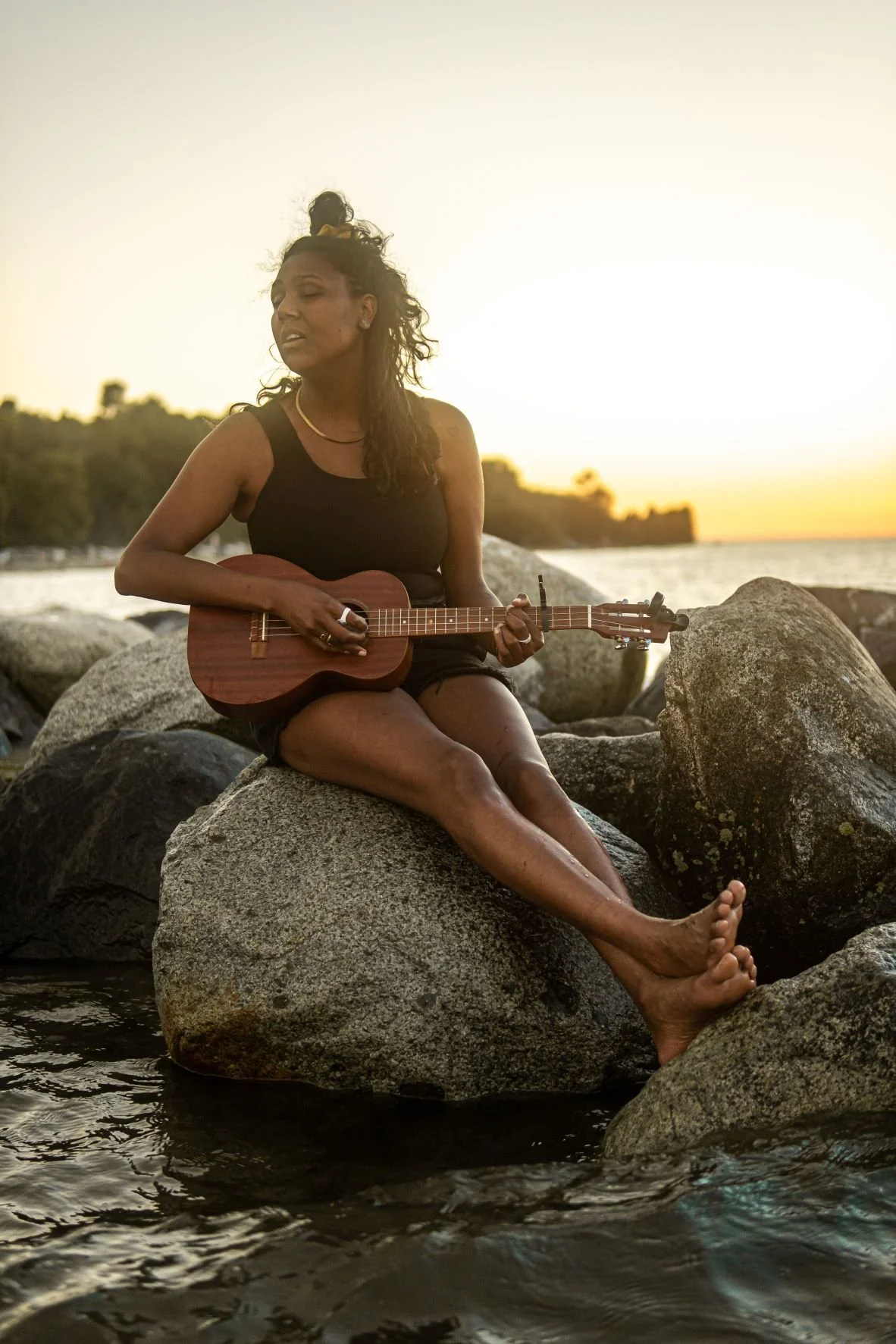 Stir Pairing: Desirée Dawson brings her soothing sounds—and baritone ukulele—to the Shadbolt