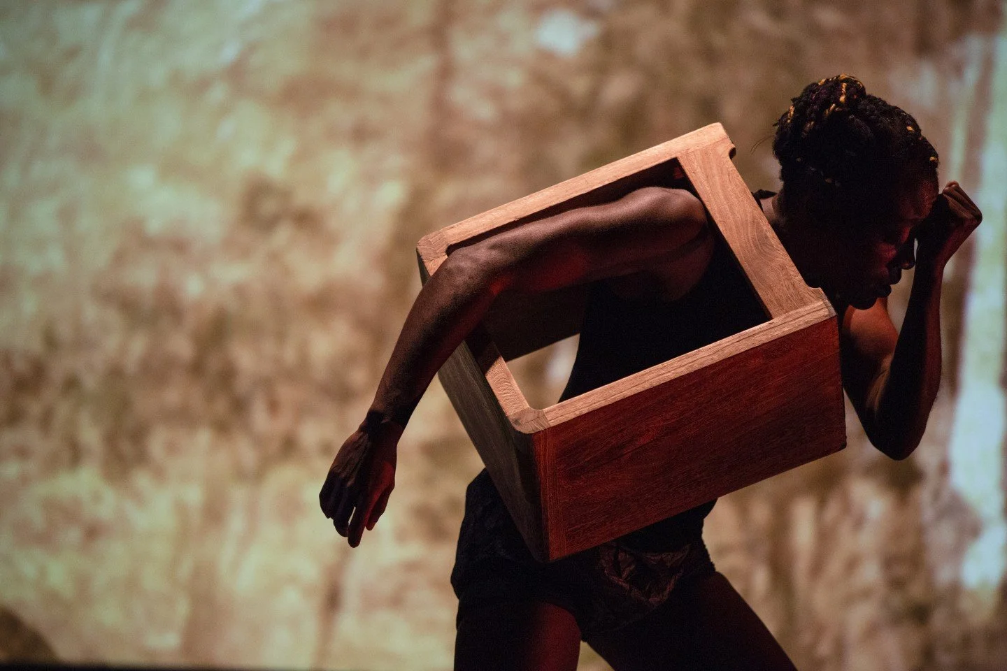 In  BOW’T TRAIL RETROSPEK, Rhodnie Désir dances the testimonials of the African diaspora 