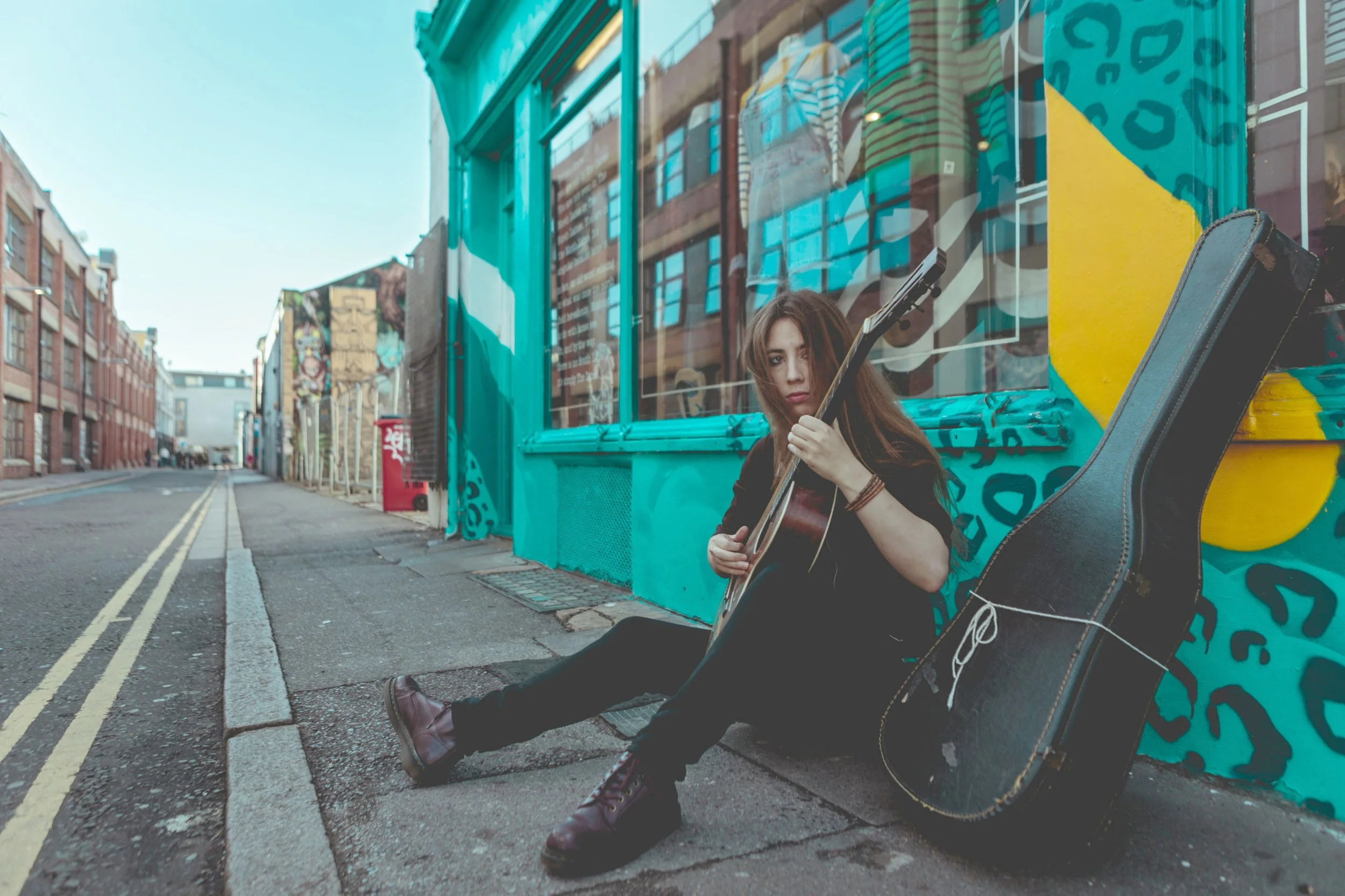 U.K. guitar sensation Gwenifer Raymond blends mesmerizing technique with pre-war blues