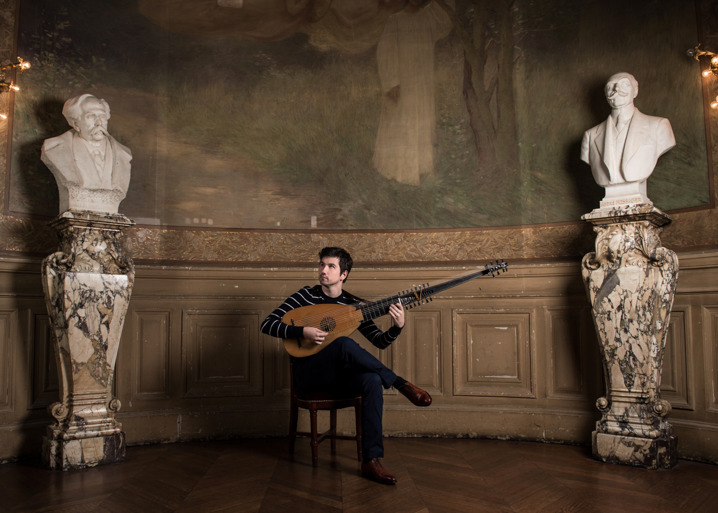 Thomas Dunford's lute is his passport to good times, in bars, parks, and on the concert stage