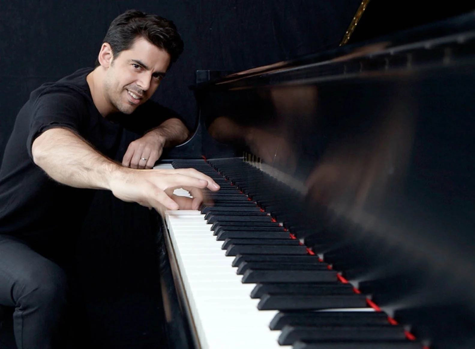 In Sinatra &amp; Beyond, singer-songwriter-pianist Tony DeSare does things his way 