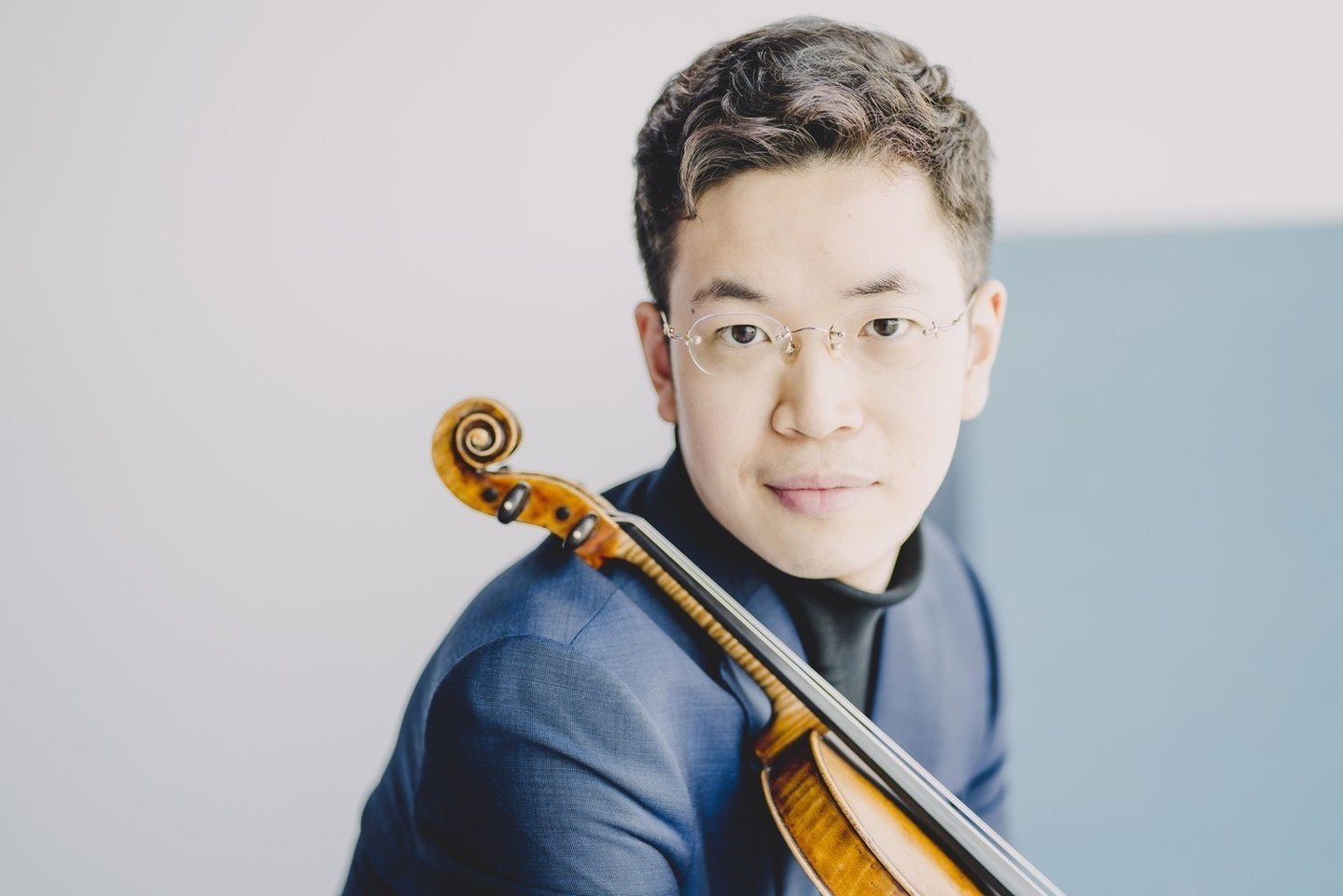 VSO program of Shostakovich, Adams, and B.C.'s Nicholas Ryan Kelly feels perfectly attuned to our times, April 26 and 27.⁠
⁠
Taiwanese violin virtuoso @paulhuangviolin and the @elektrayvr⁠
choir join concert that speaks eloquently to eco anxiety, pea