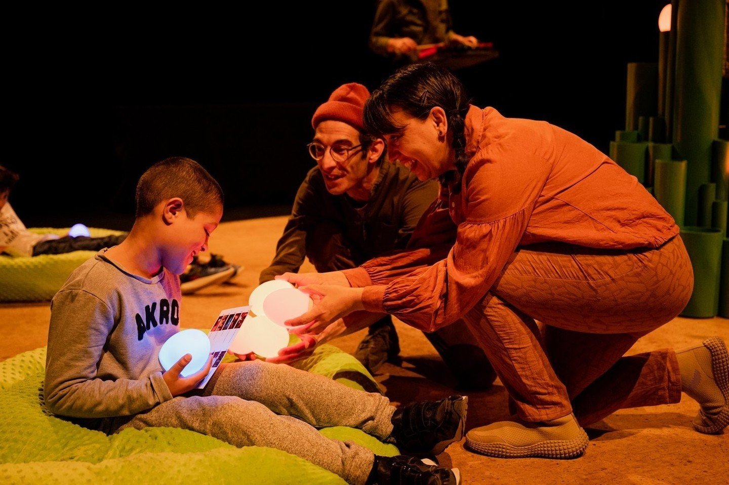 Quebec's Th&eacute;&acirc;tre Motus brings multisensory theatre to Vancouver International Children's Festival.⁠
⁠
A copresentation with @BocadelLupo, Tree and Tree: A World in Itself offer immersive experiences for babies and neurodiverse children a
