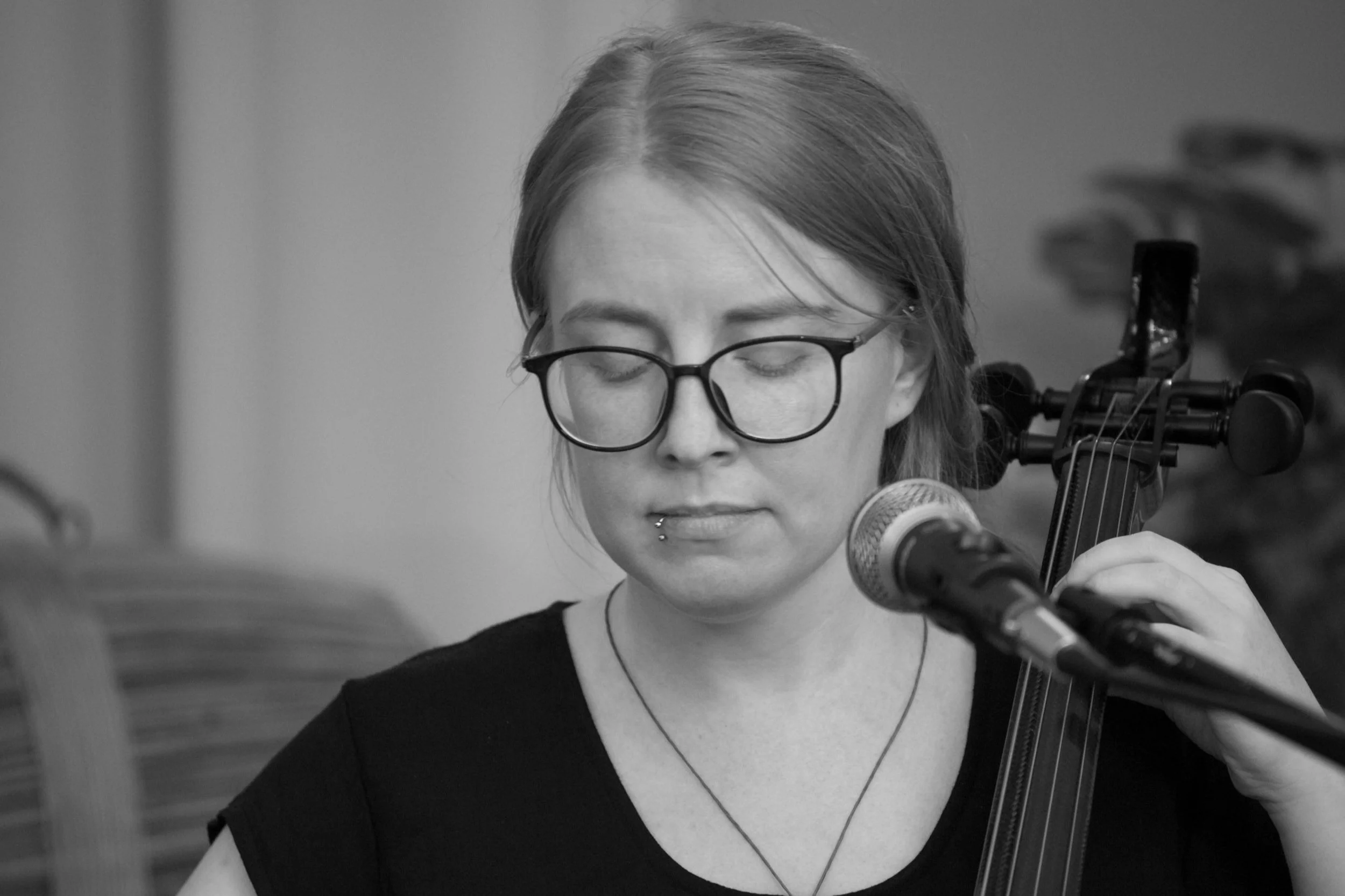 Clara Shandler the Sidewalk Cellist releases evocative new album Pacific Rain
