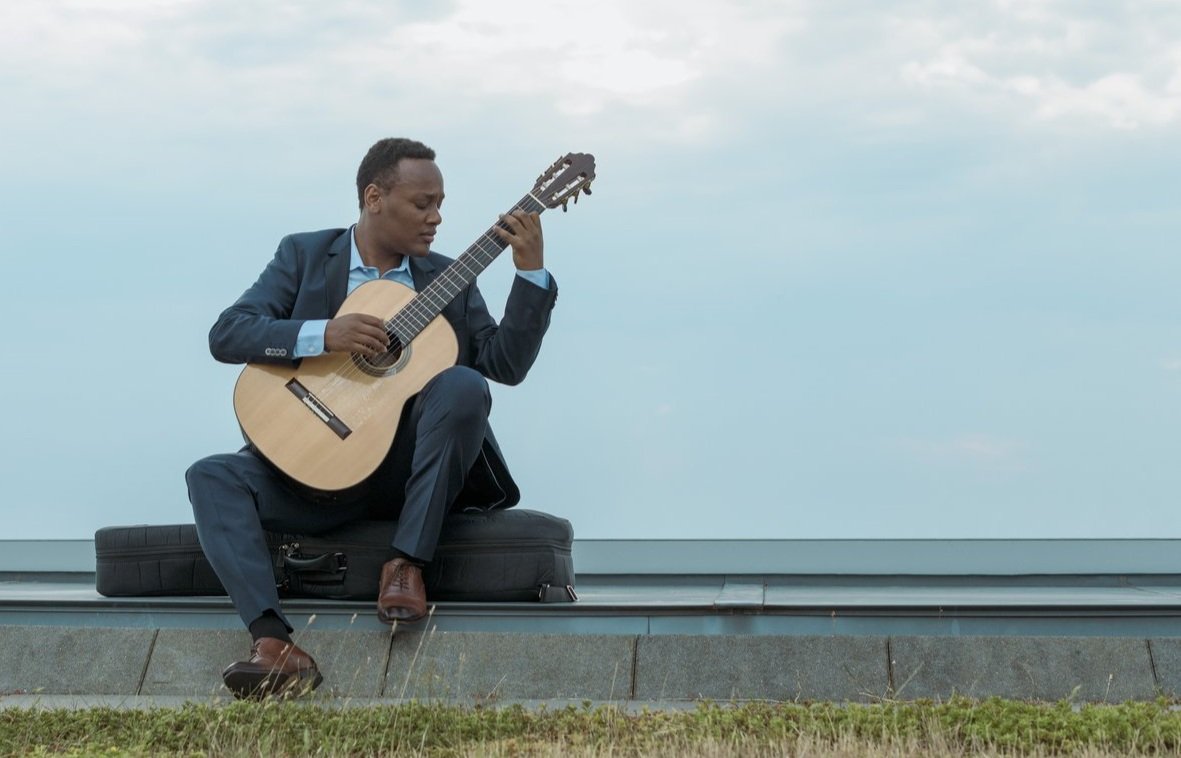 Raphaël Feuillâtre makes the guitar sing