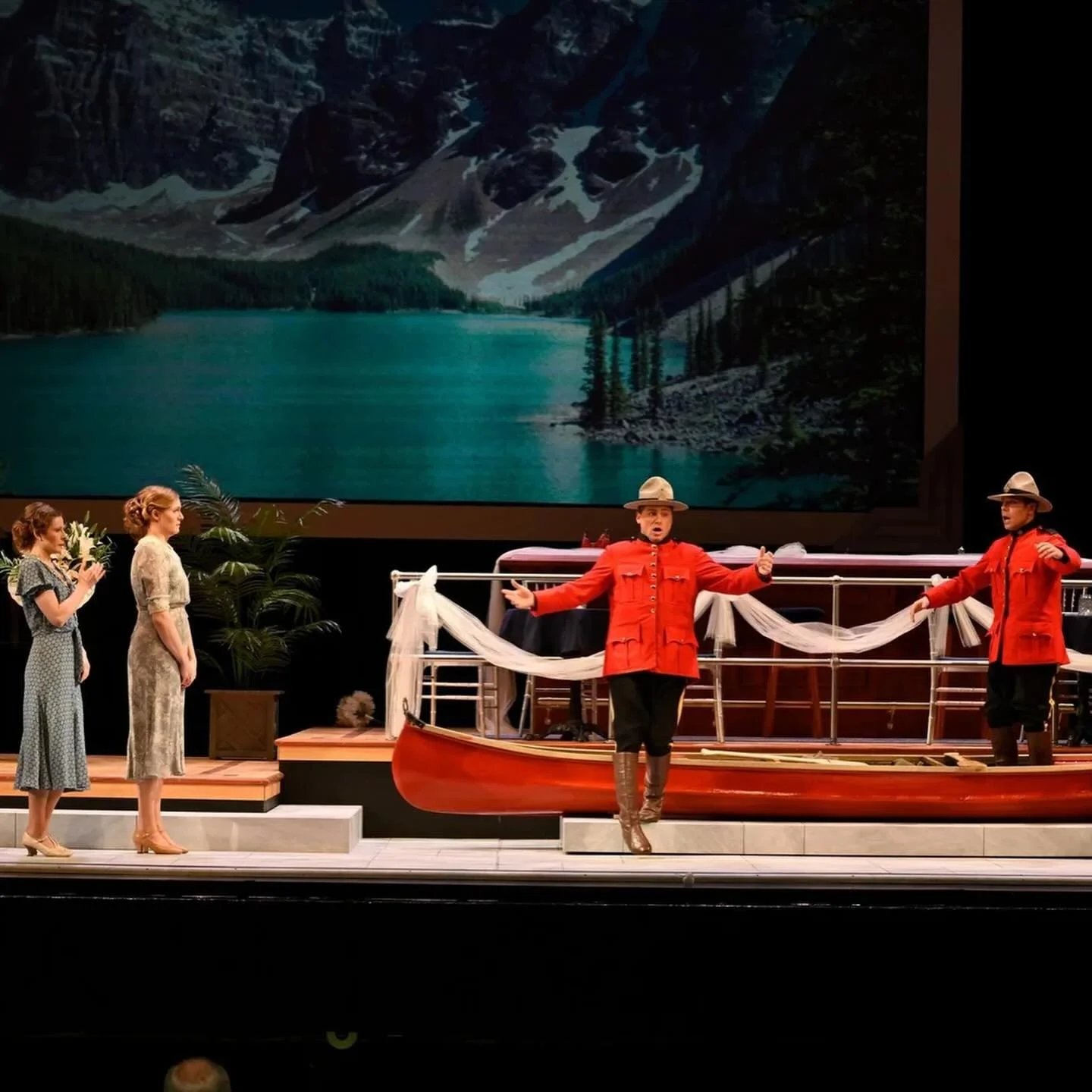 Cos&iacute; fan tutte gets a vintage-Canadian refresh under director Robert Herriot @vancouveropera. 

The Winnipeg artist brings experience as a tenor to a Mozart opera reimagined in a 1930s Rockies resort, complete with Mounties and log drivers. 


