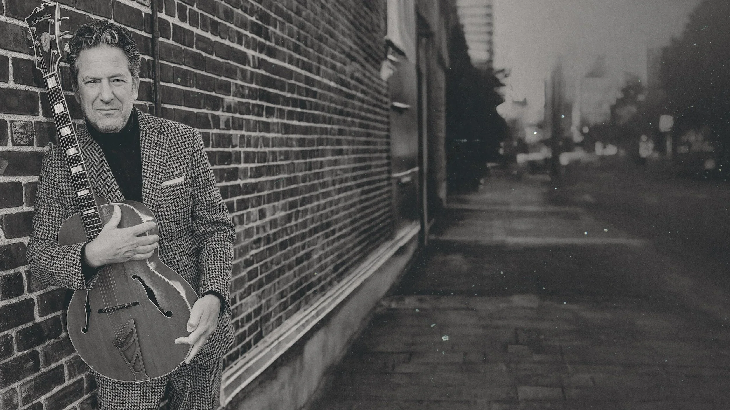 Singer-guitarist John Pizzarelli continues the storied tradition of Italian-American jazz