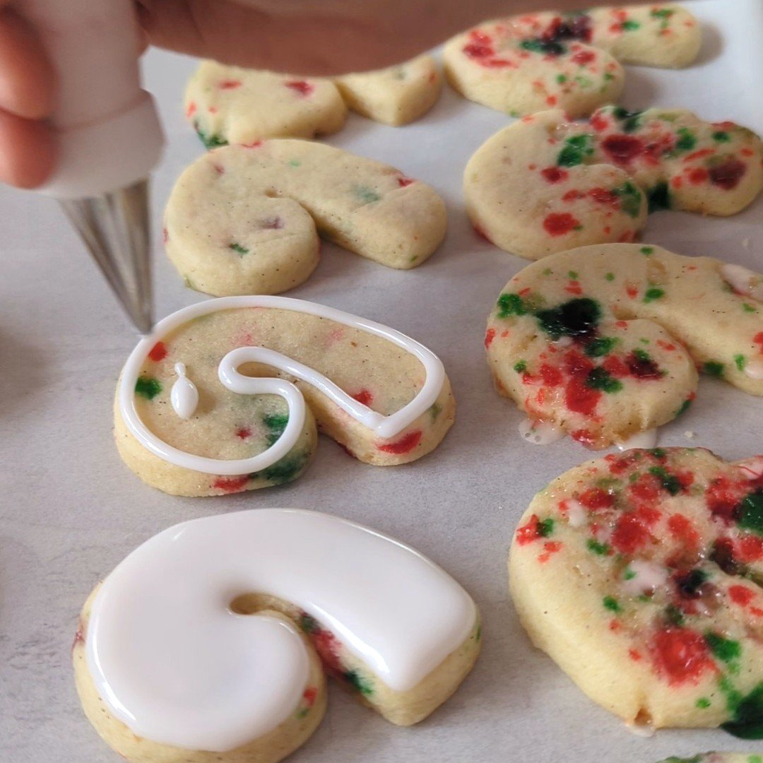 piping outline on mini candy cane sugar cookies.jpg