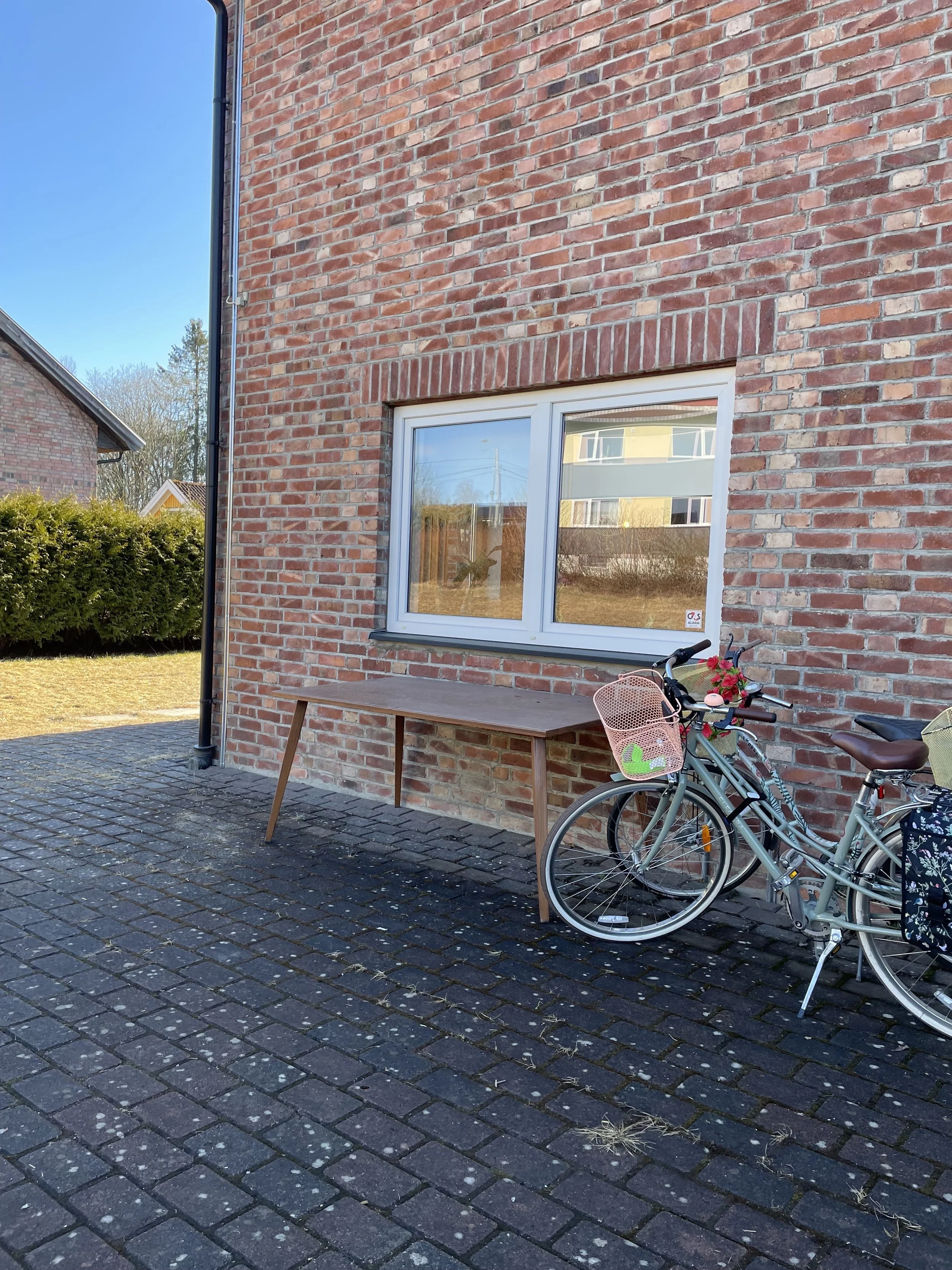 Gårdsplass:hus Ile av Eli.jpg