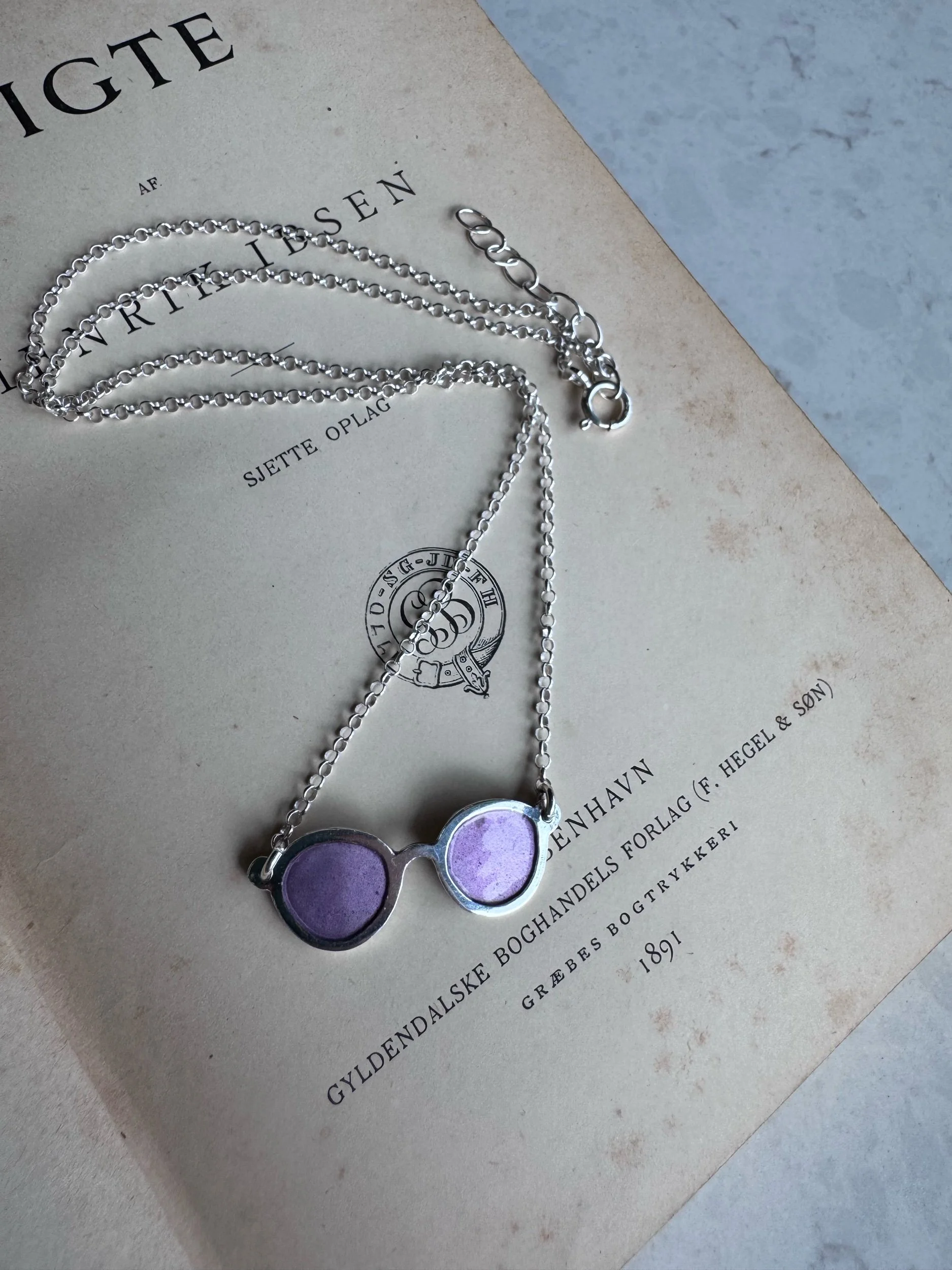 Emaljekjede i sølv - Briller - KOMMER