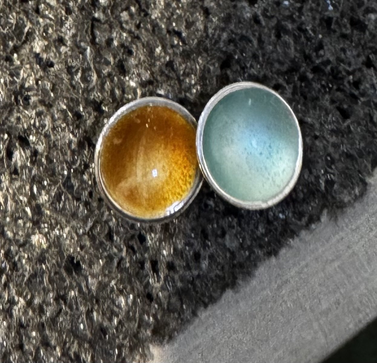 Emaljekjede i sølv - Briller - KOMMER