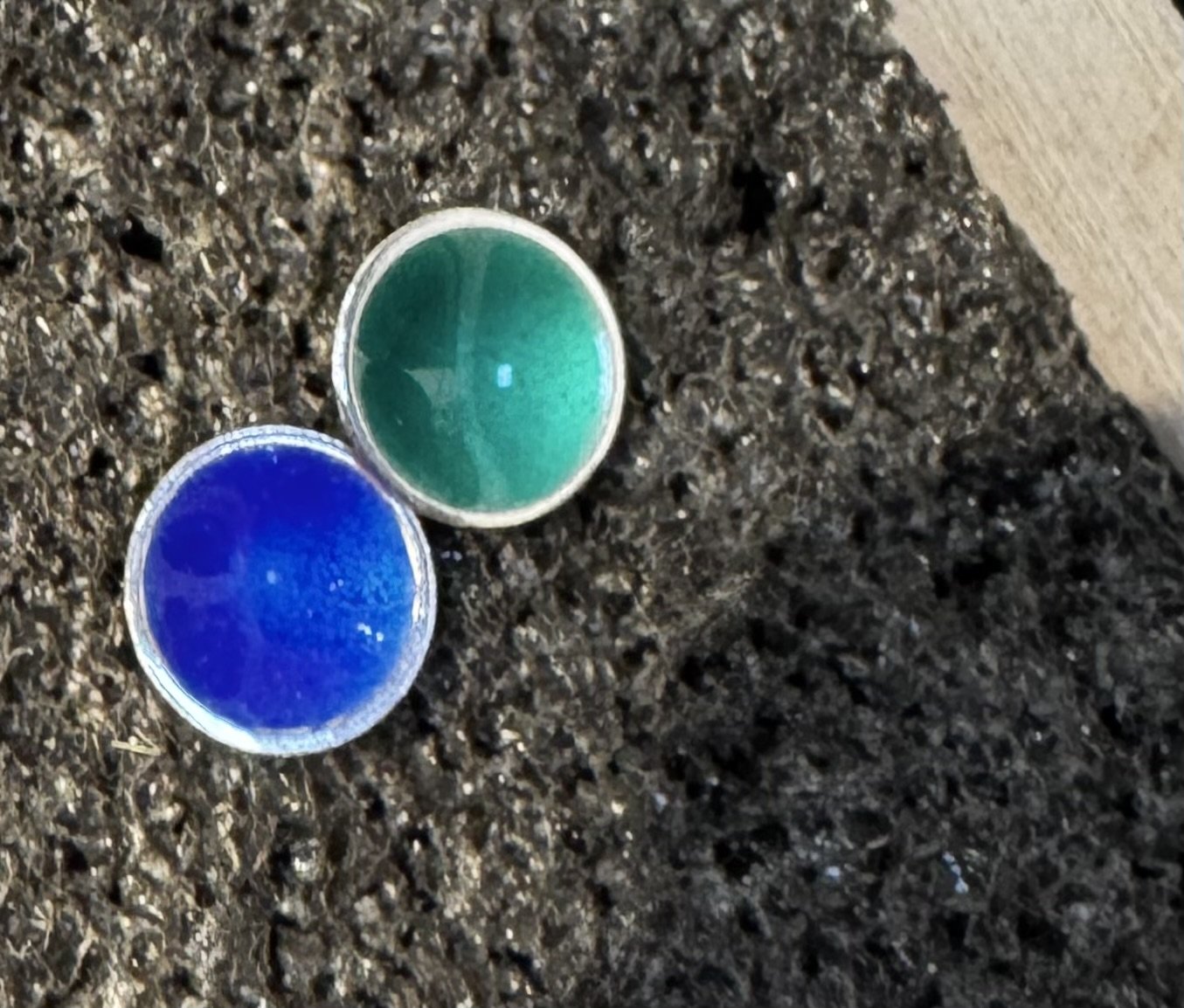 Emaljekjede i sølv - Briller - KOMMER