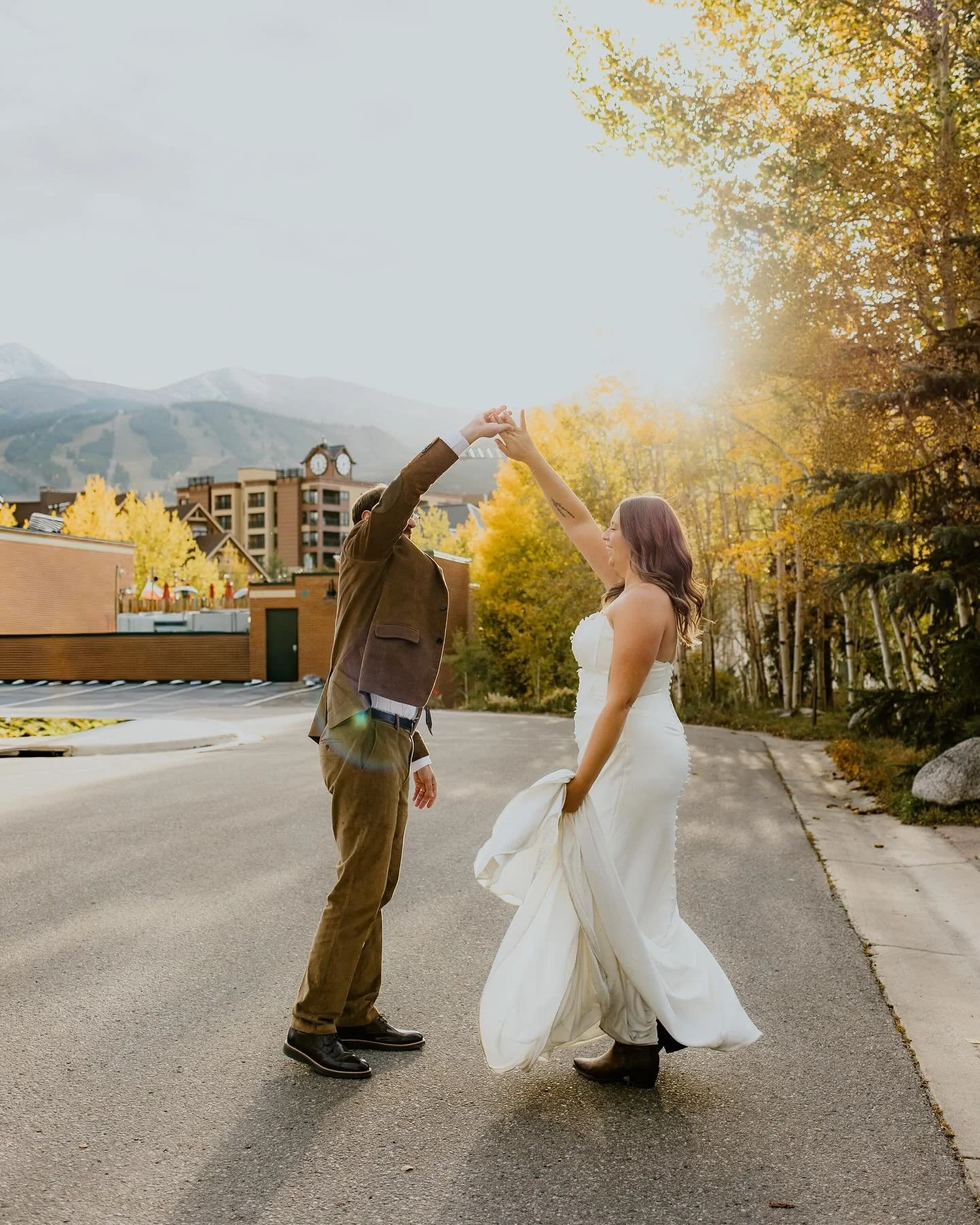 The loveliest fall colors for Danielle &amp; Henry&rsquo;s beautiful day in Breckenridge🍂