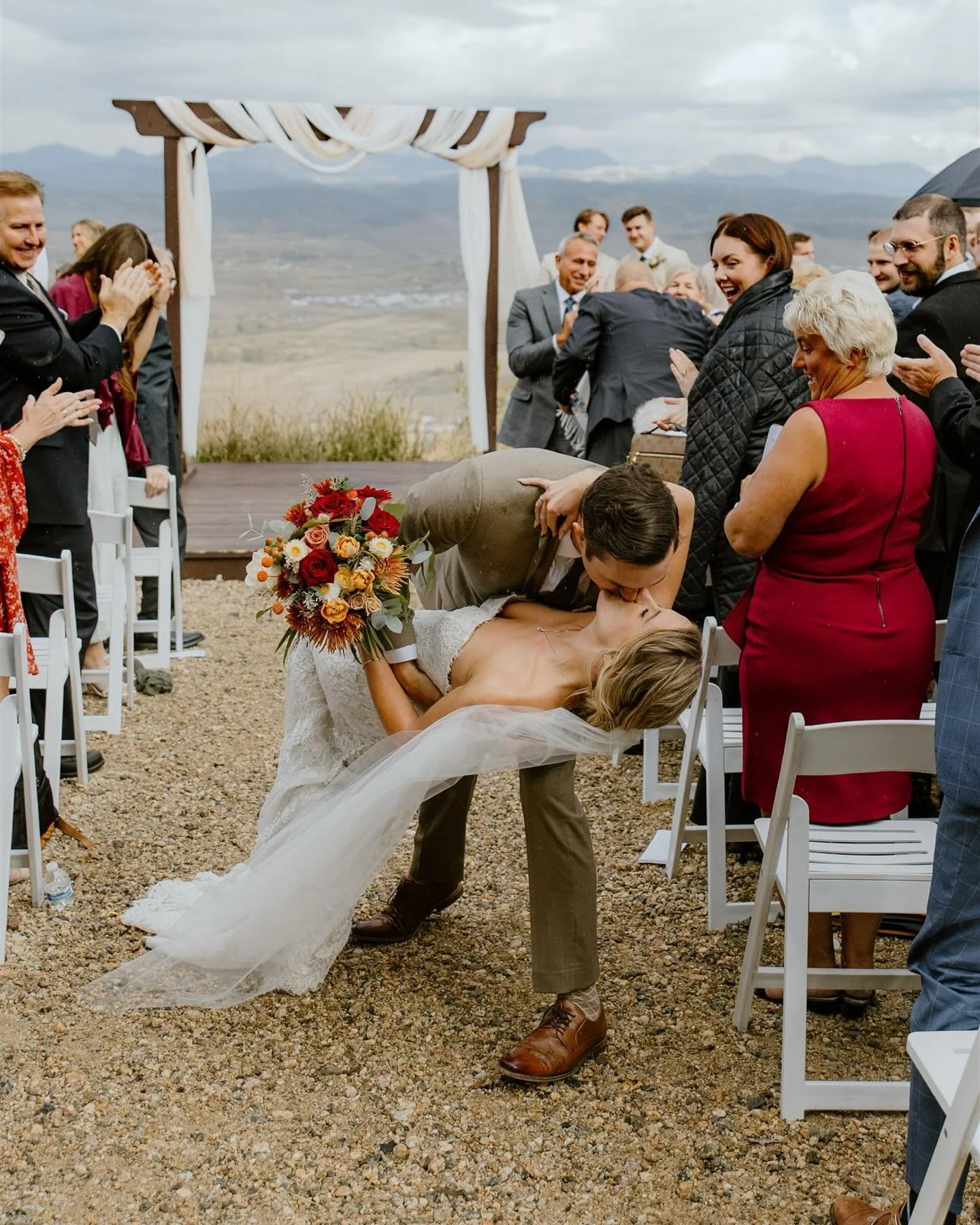 Delivery day for these two&mdash; featuring their drizzly, vibey, breathtaking ceremony spot🕊️

Vendor team:
Photographer: @ashleylanephotos 
Planner: @rightasrayne.weddings
Venue: @antlerbasinranch
Florist: @bears_bouquets
Hair: @root.salon
Beauty: