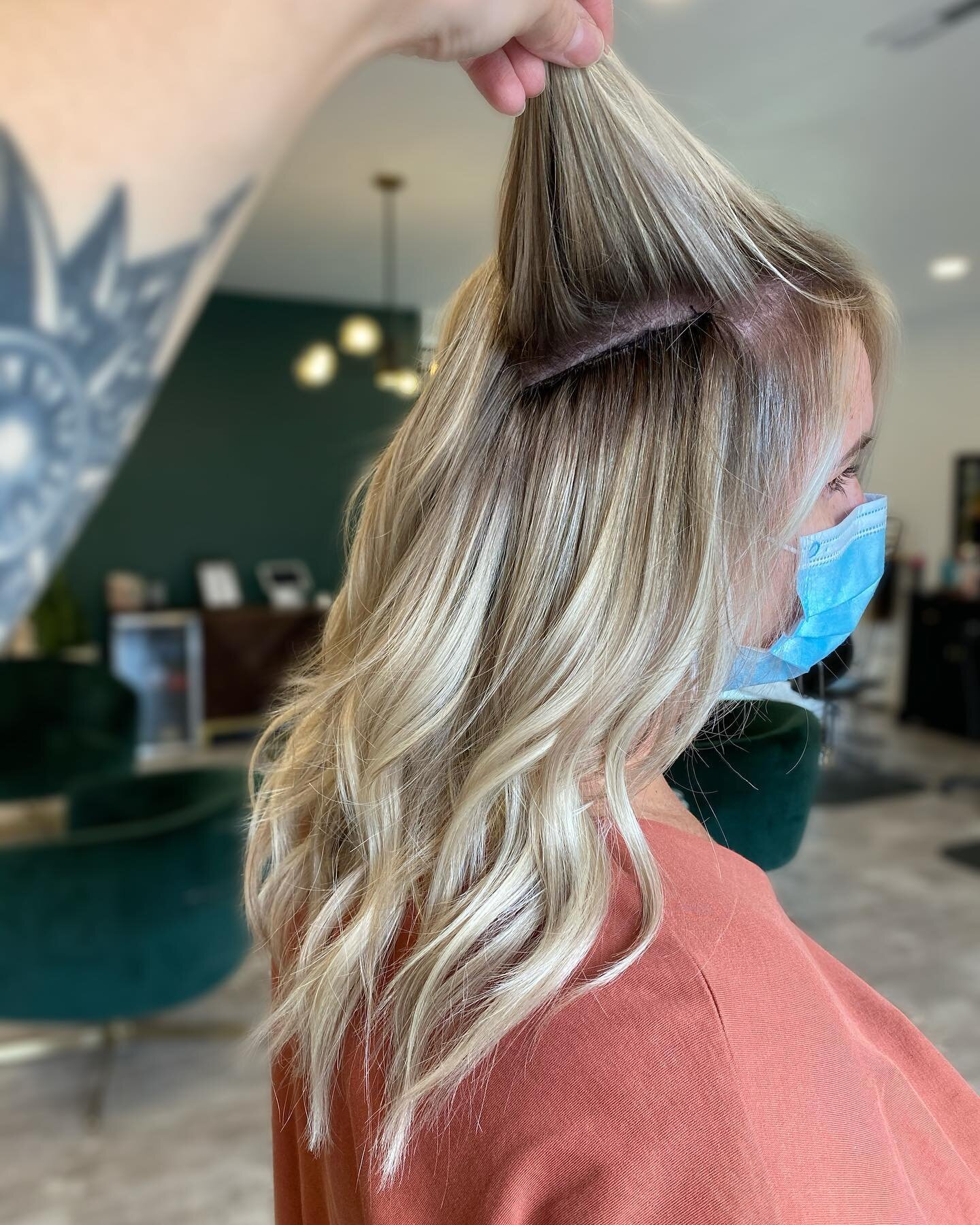 One row of custom colored @invisiblebeadextensions using @covetandmane 💕 
&bull;
&bull;
&bull;
#invisiblebeadextensions #handtiedextensions #handtiedwefts #rvahairstylist #rvahair #rvaextensions