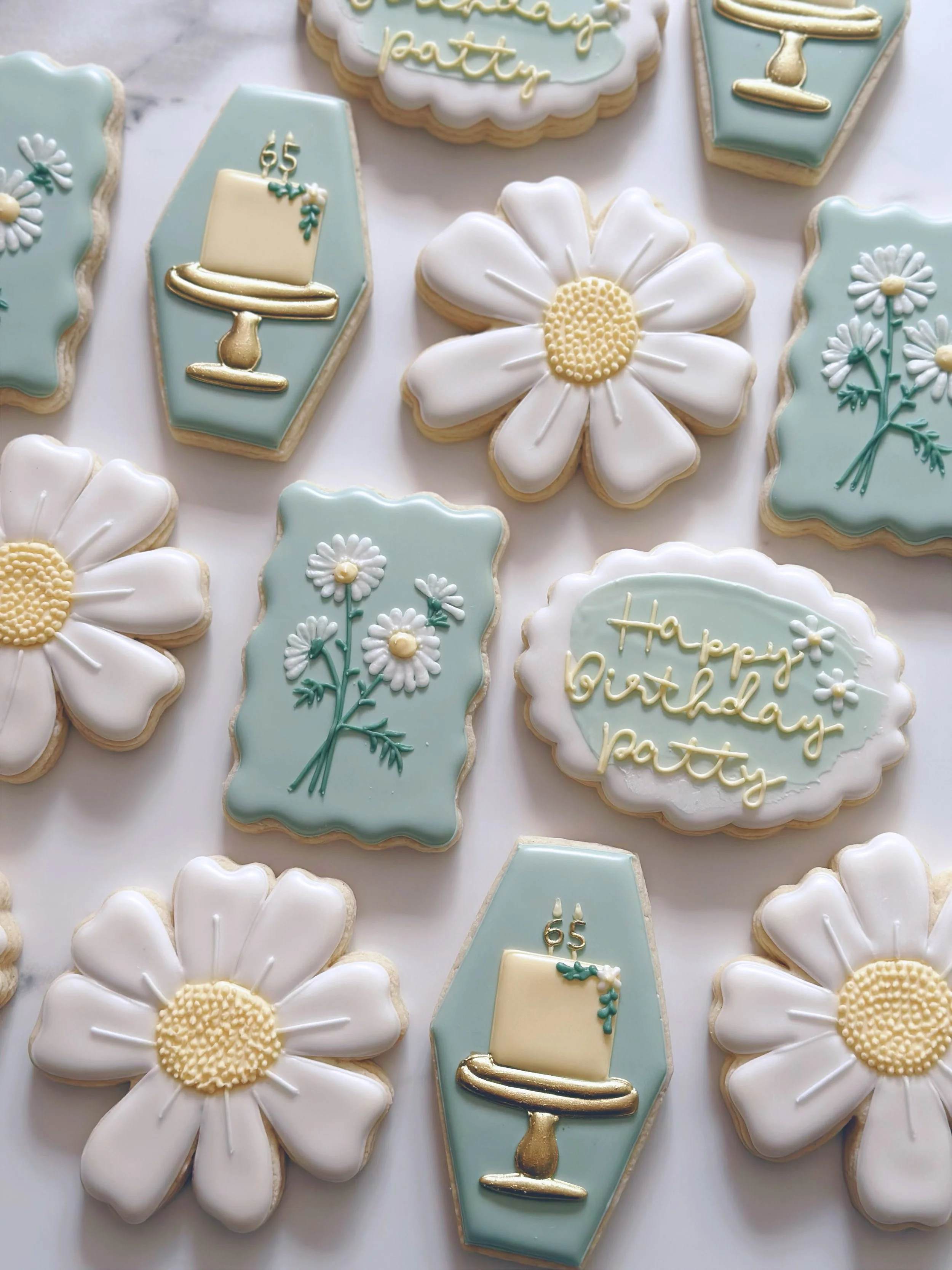 Cookies always make birthdays a little sweeter (literally and figuratively) 🫶🏼

#birthdaycookies #sugarcookies #decoratedcookies #floralcookies