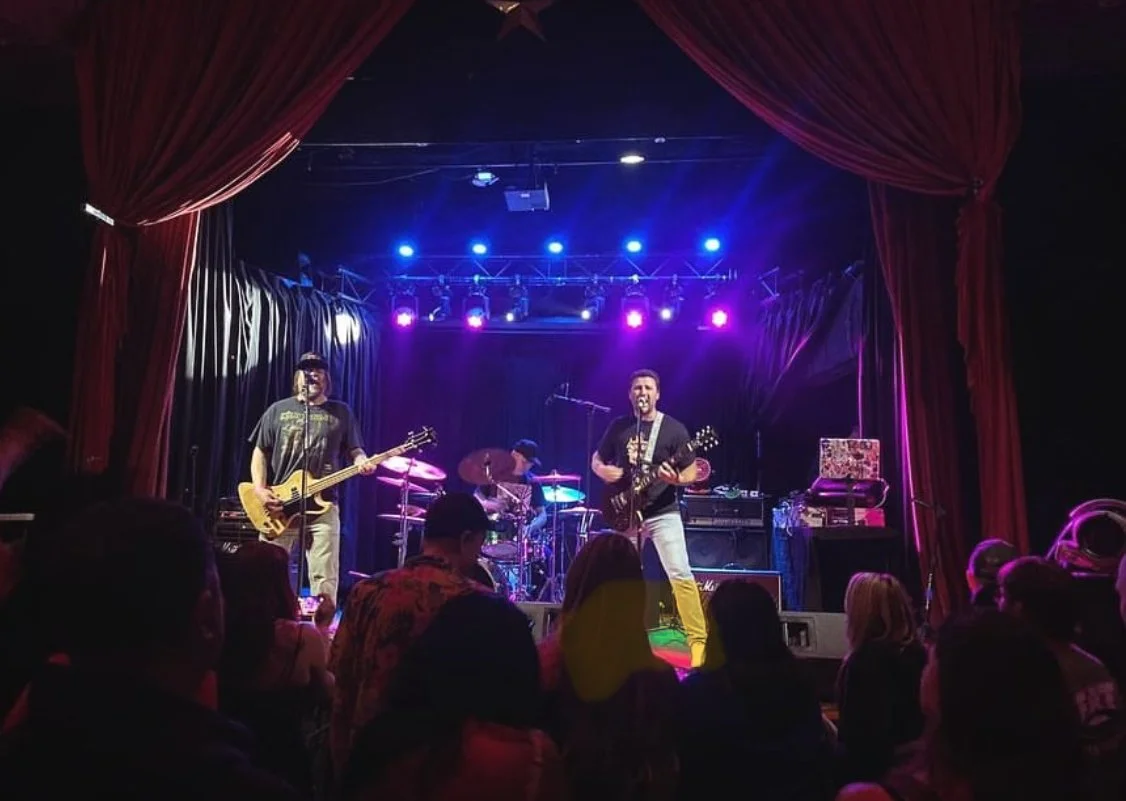 live music with the must show