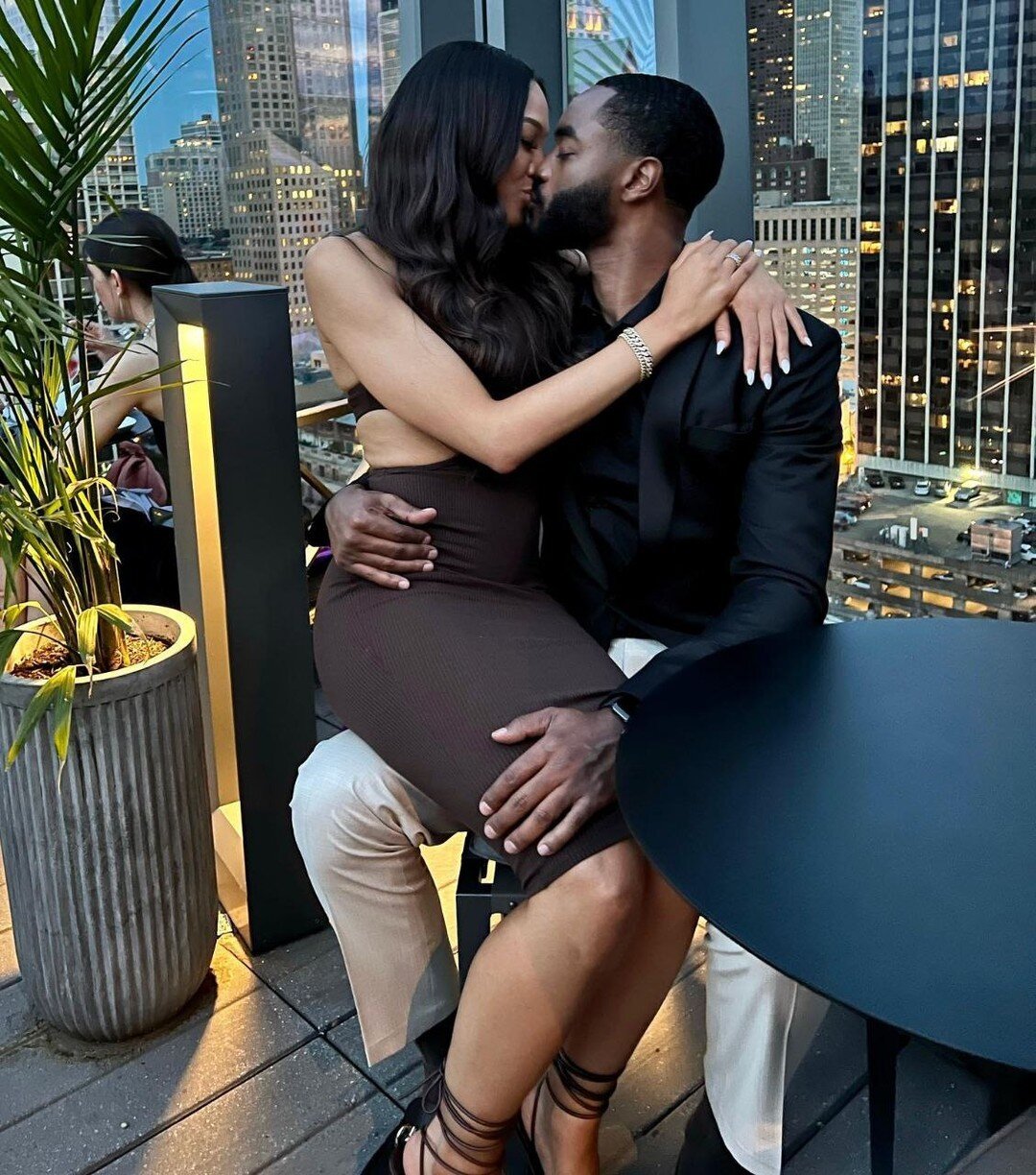 A kiss here, a hug there, done every day, is what makes a relationship beautiful. 

#Repost @iman.alford
Date Night in Chicago❤️
#Datenights #Love #RelationshipGoals #CoupleGoals #TogetherForever #BlackLove