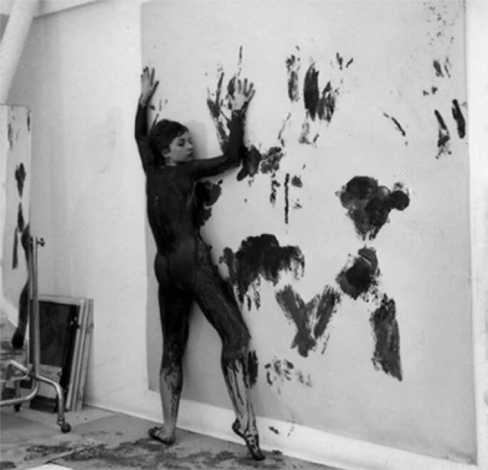 One cannot tell from this photograph if the model was being directed by Klein. I assume she was. 