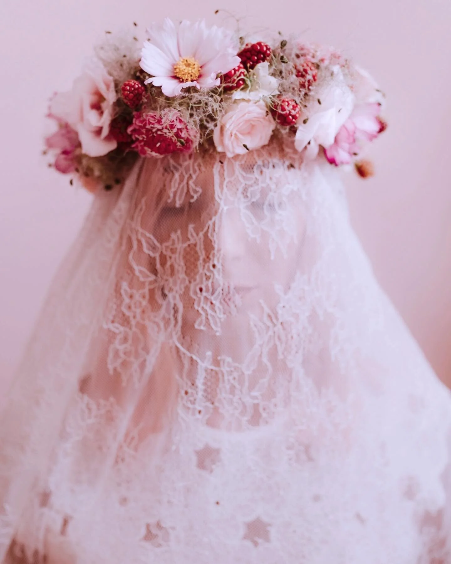 Douceur et couronne de fleurs 
🌸 @studiominuitsauvage 
.
.
.
#couronnedefleurs #floralcrown #bride #photography #weddingphotography #weddingphotographer #frenchalpsphotographer #photographechambery #mariagechambery #mariagesavoie #mariagehautesavoie