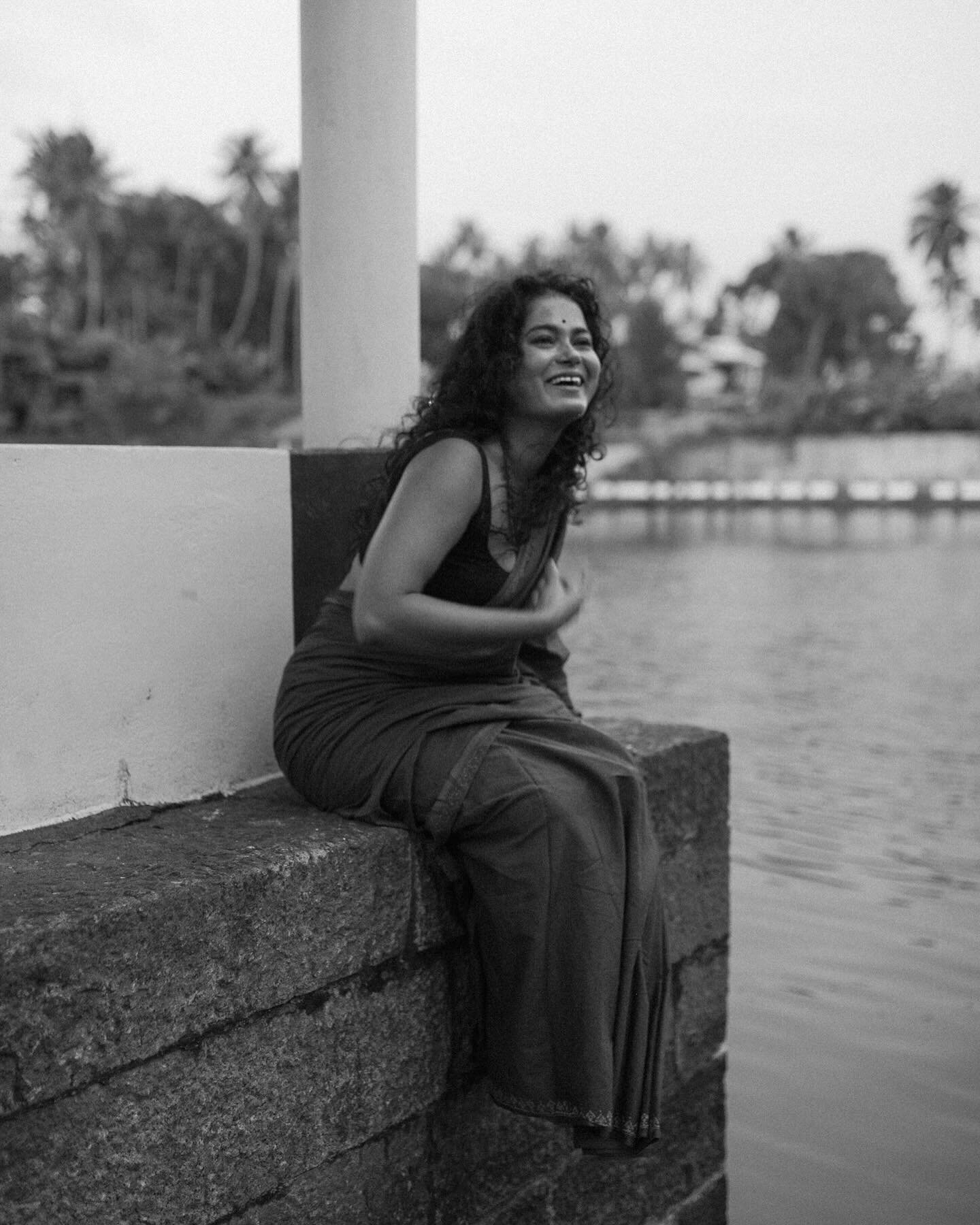 Bliss &amp; Happiness moment at the temple 🛕 💗
@iamrashmita555 
.
.
.
#photography #blackandwhitephotography #indianbeauty #kerala #keralaphotography #varkala #nikonphotography #portraitphotography #studiopushpa #photographers_of_india #frenchphoto