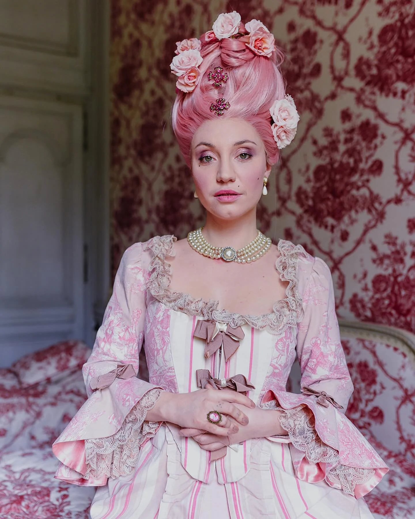 Two moods of this beautiful Pink Hair Lady @elletinel 🩷
.
.
.
#photoshooting #marieantoinette #marieantoinettestyle #pinkhair #studiopushpa #versailles #abbayedelafert&eacute; #nikond750 #xviiicentury #queen 

La team au complet 🪩
Organisation du s