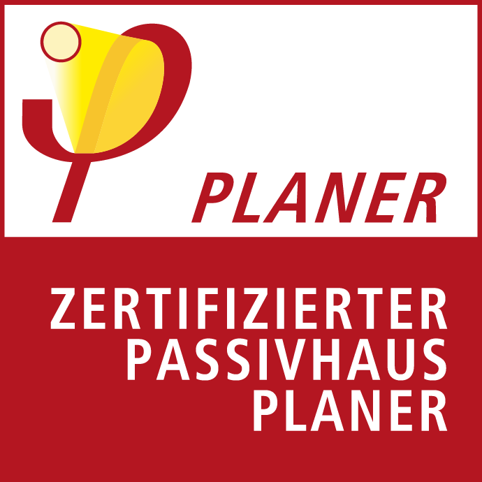 Logo with a gold trophy and the text "PLANER" above and "ZERTIFIZIERTER PASSIVHAUS PLANER" below.