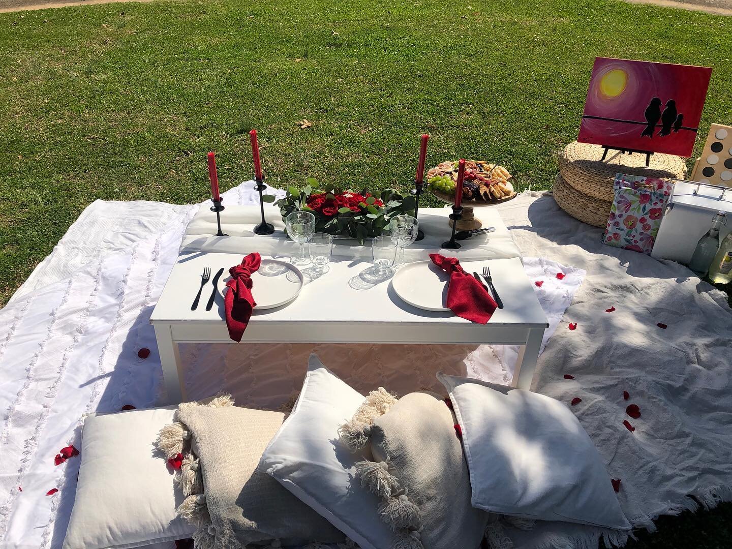 This couple brought their own painting to set up while picnicking! Such a cute idea💕💕💕
.
.
.
.
.

#thegatheringpicnicco&nbsp;#clt&nbsp;#cltpicnic&nbsp;#cltpicnics&nbsp;#charlottedate&nbsp;#charlottedatenight&nbsp;#charlottepicnic&nbsp;#charlottepi