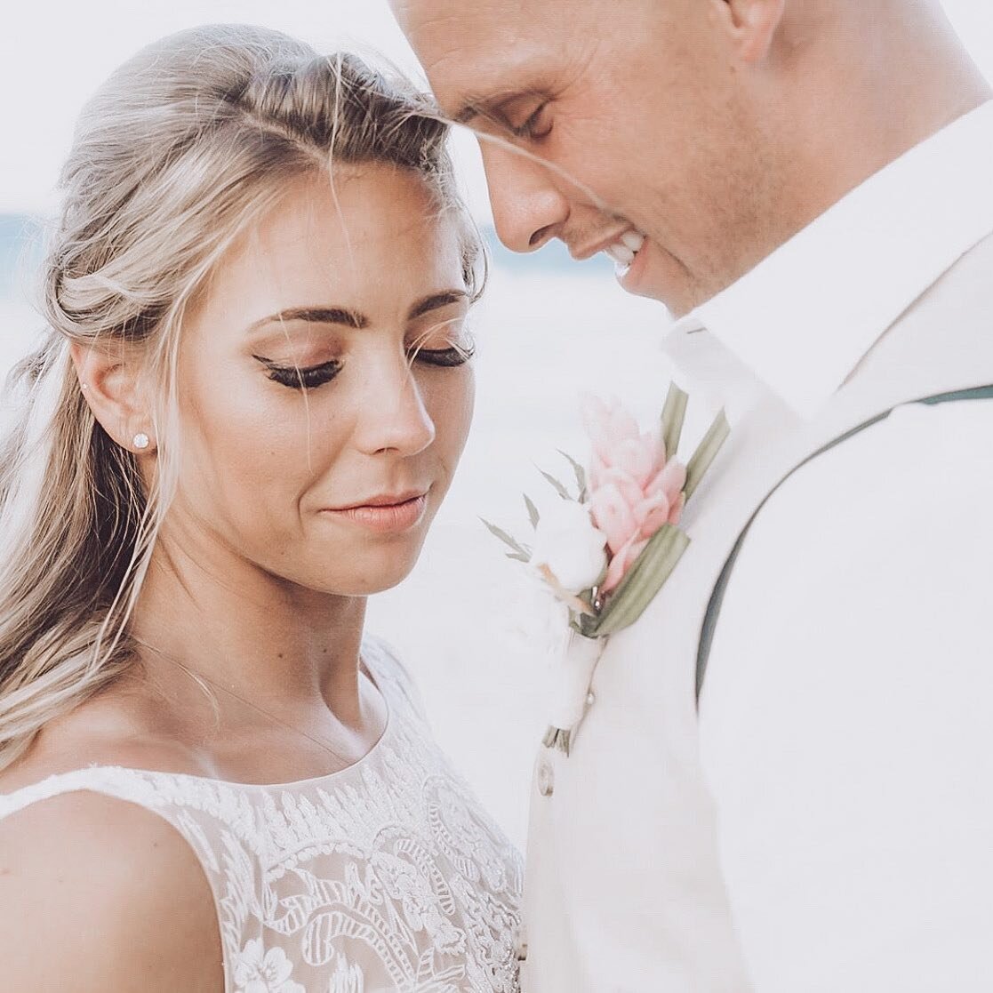 We already know lash extensions are superior to strip lashes, but ESPECIALLY for your wedding.

I won&rsquo;t get into the story of the women who lost a strip lash 2 minutes before she walked down the aisle 😅

Click the link in my bio to get more in